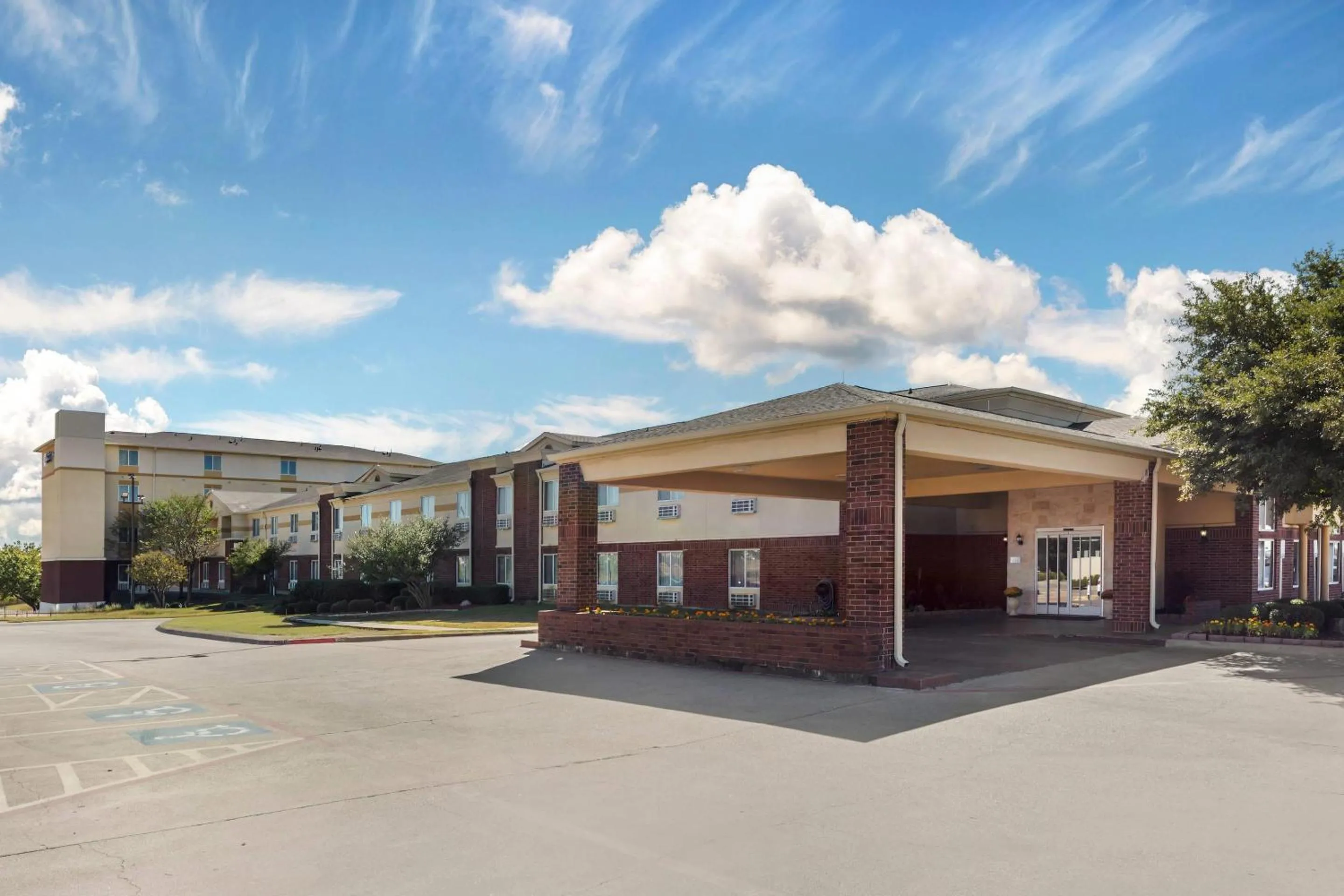 Property building in Comfort Inn & Suites Red Oak - Dallas Area