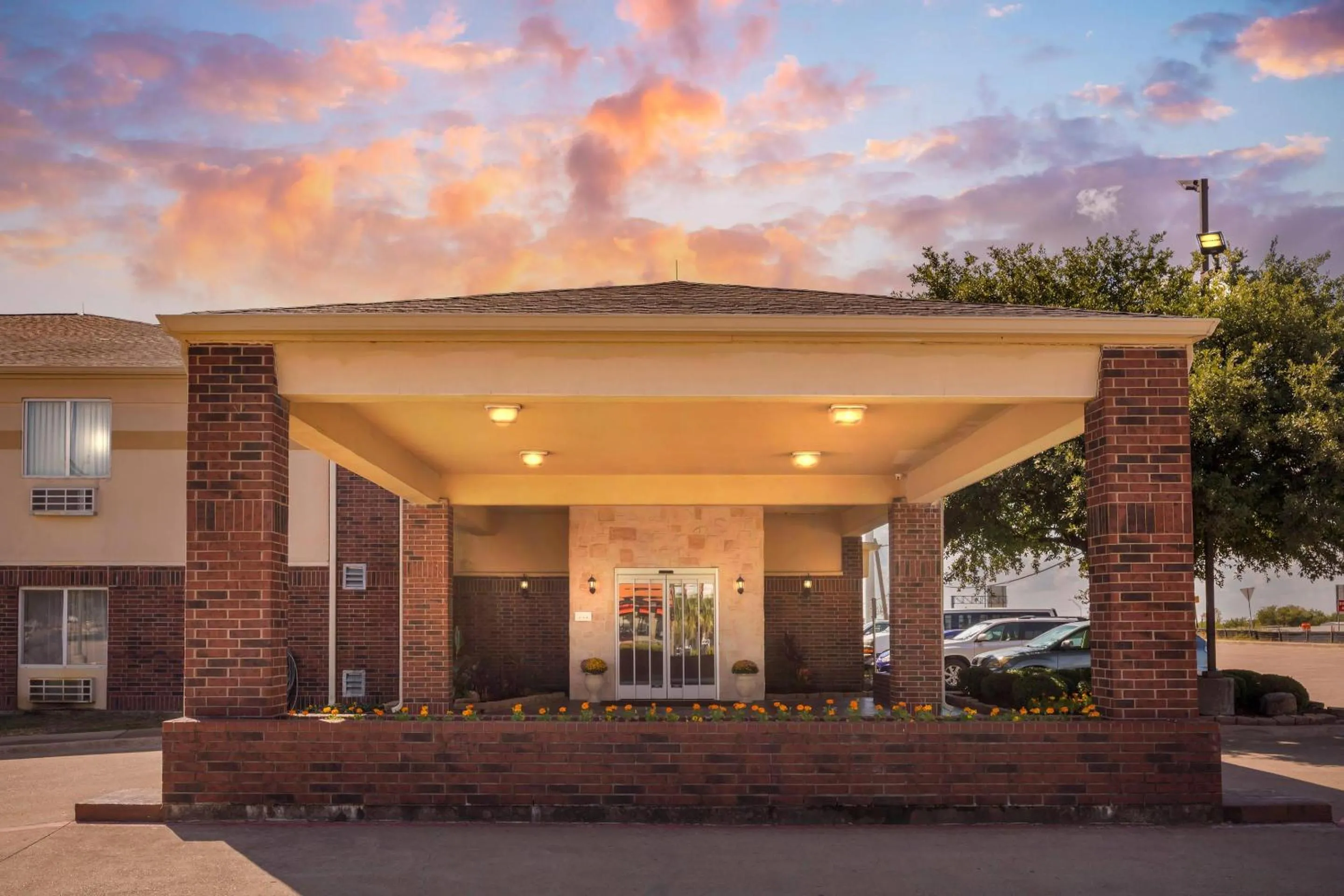 Property building in Comfort Inn & Suites Red Oak - Dallas Area