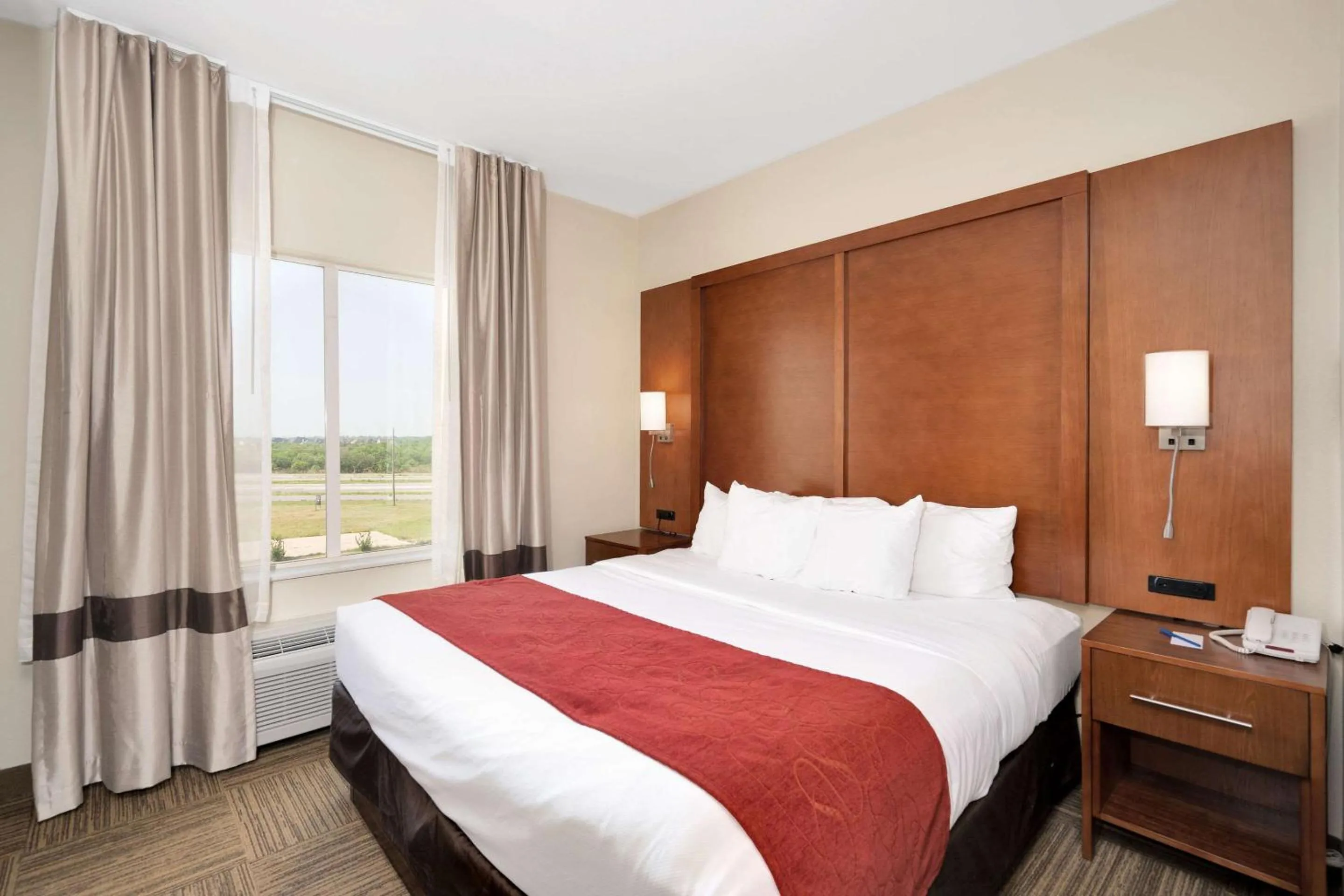 Bedroom, Bed in Comfort Suites University