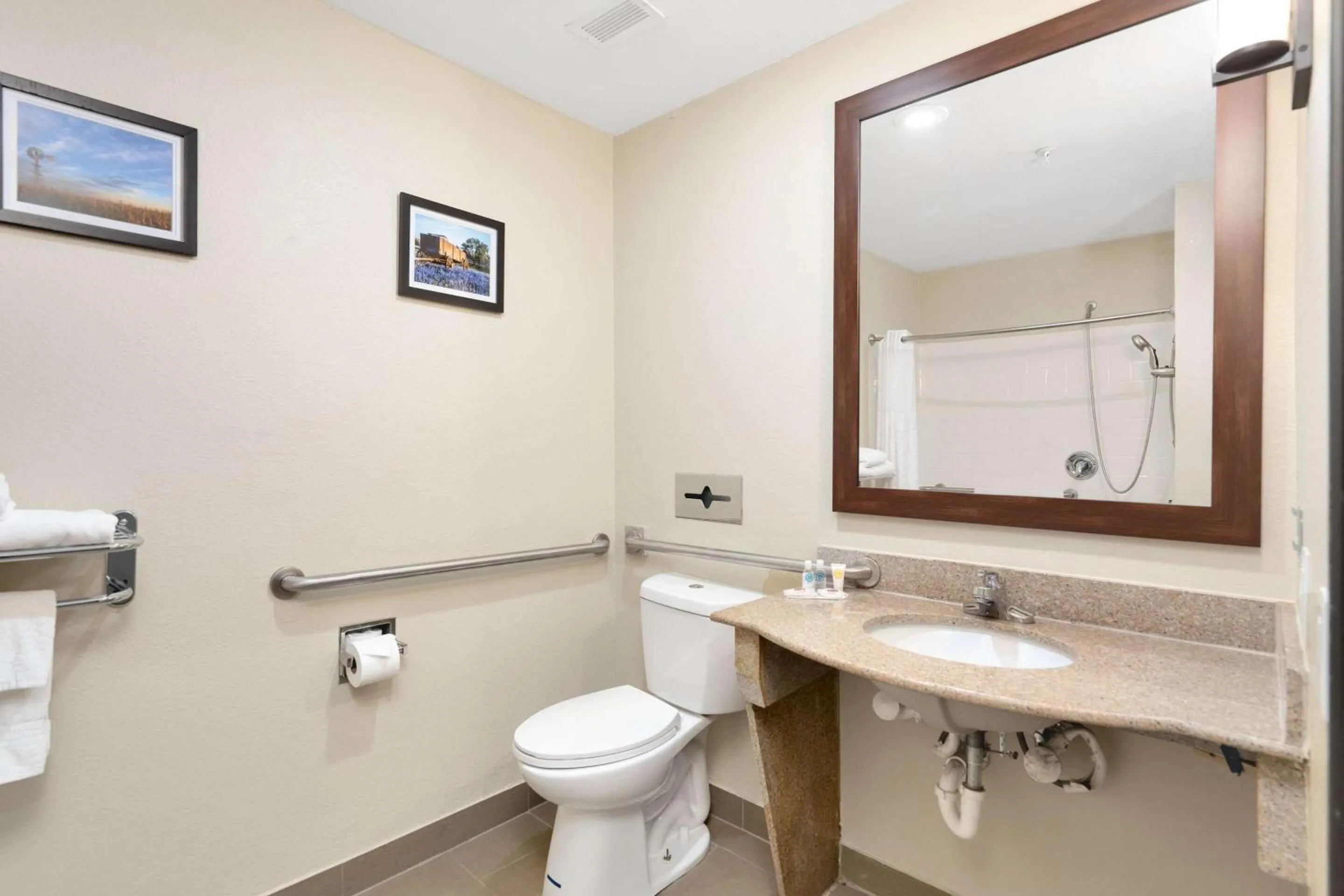 Bedroom in Comfort Suites University