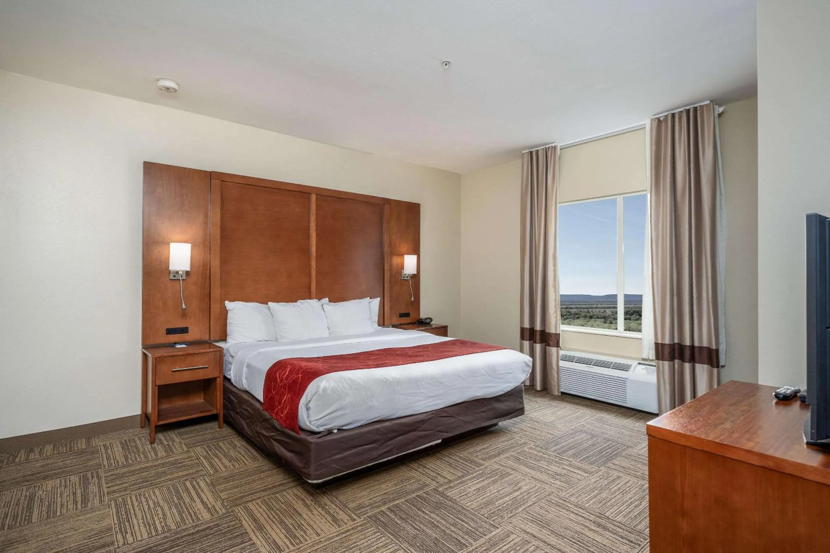 Bedroom, Bed in Comfort Suites University