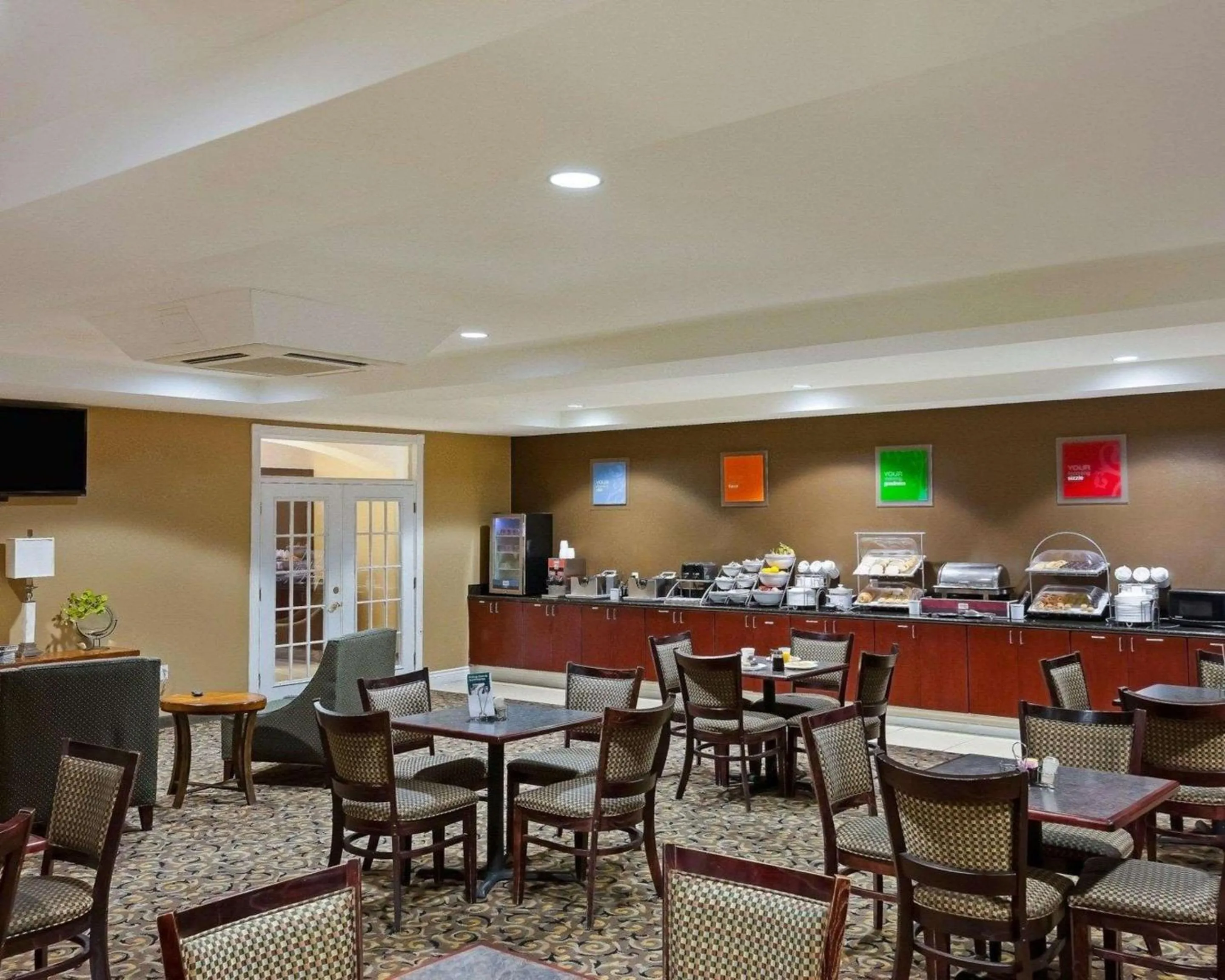 Restaurant/places to eat in Comfort Suites University