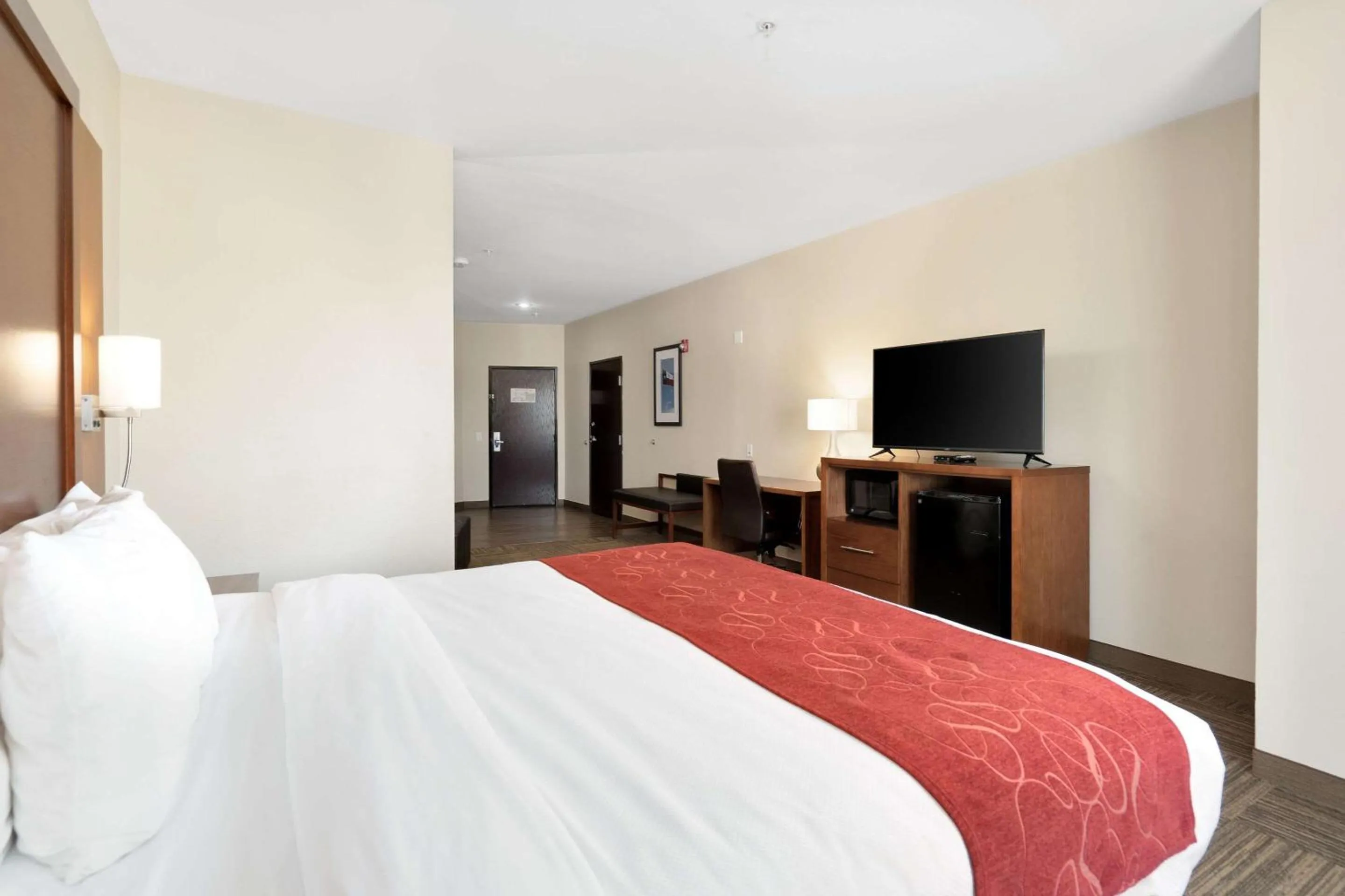Bedroom, Bed in Comfort Suites University