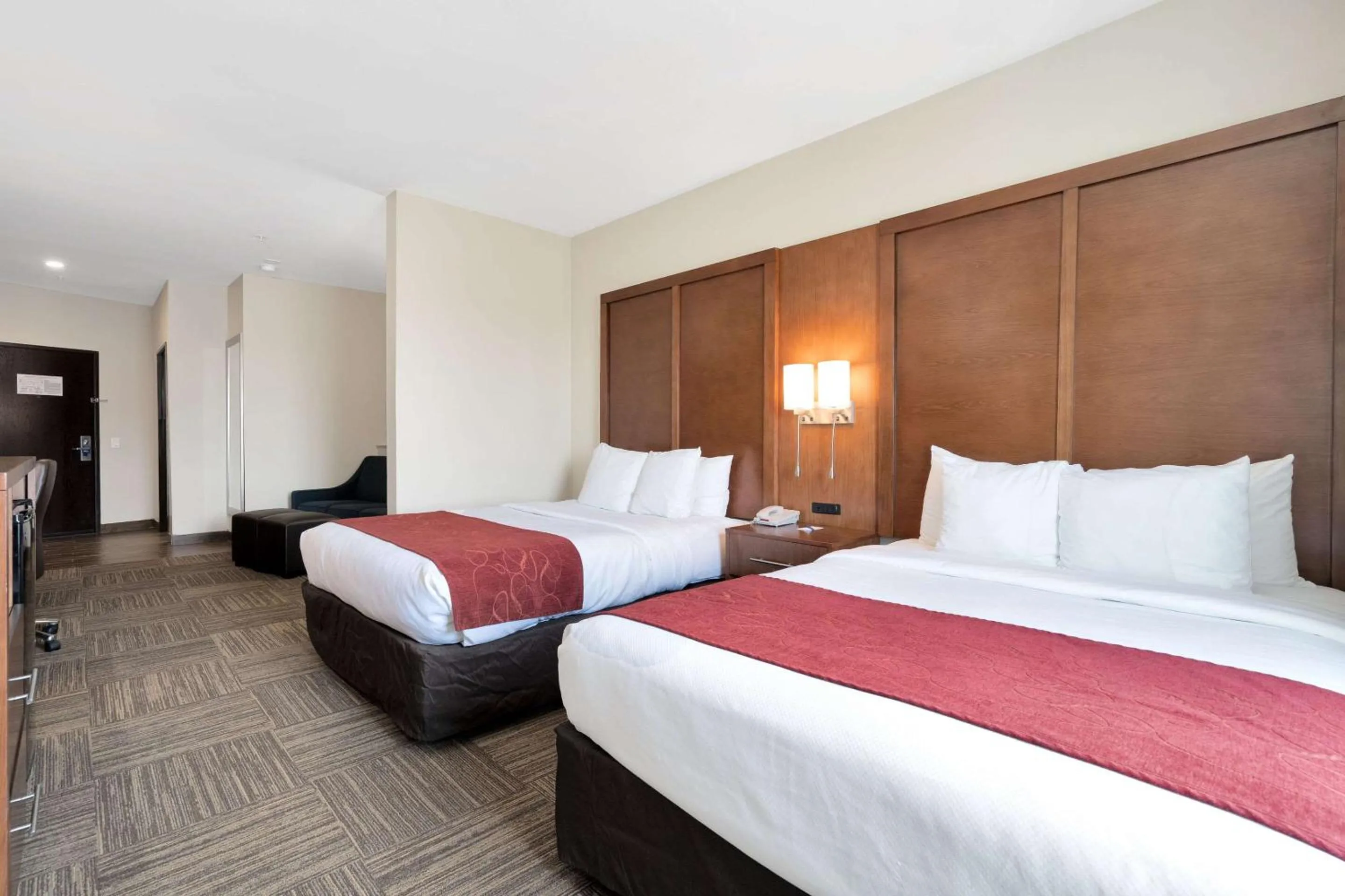 Bedroom, Bed in Comfort Suites University