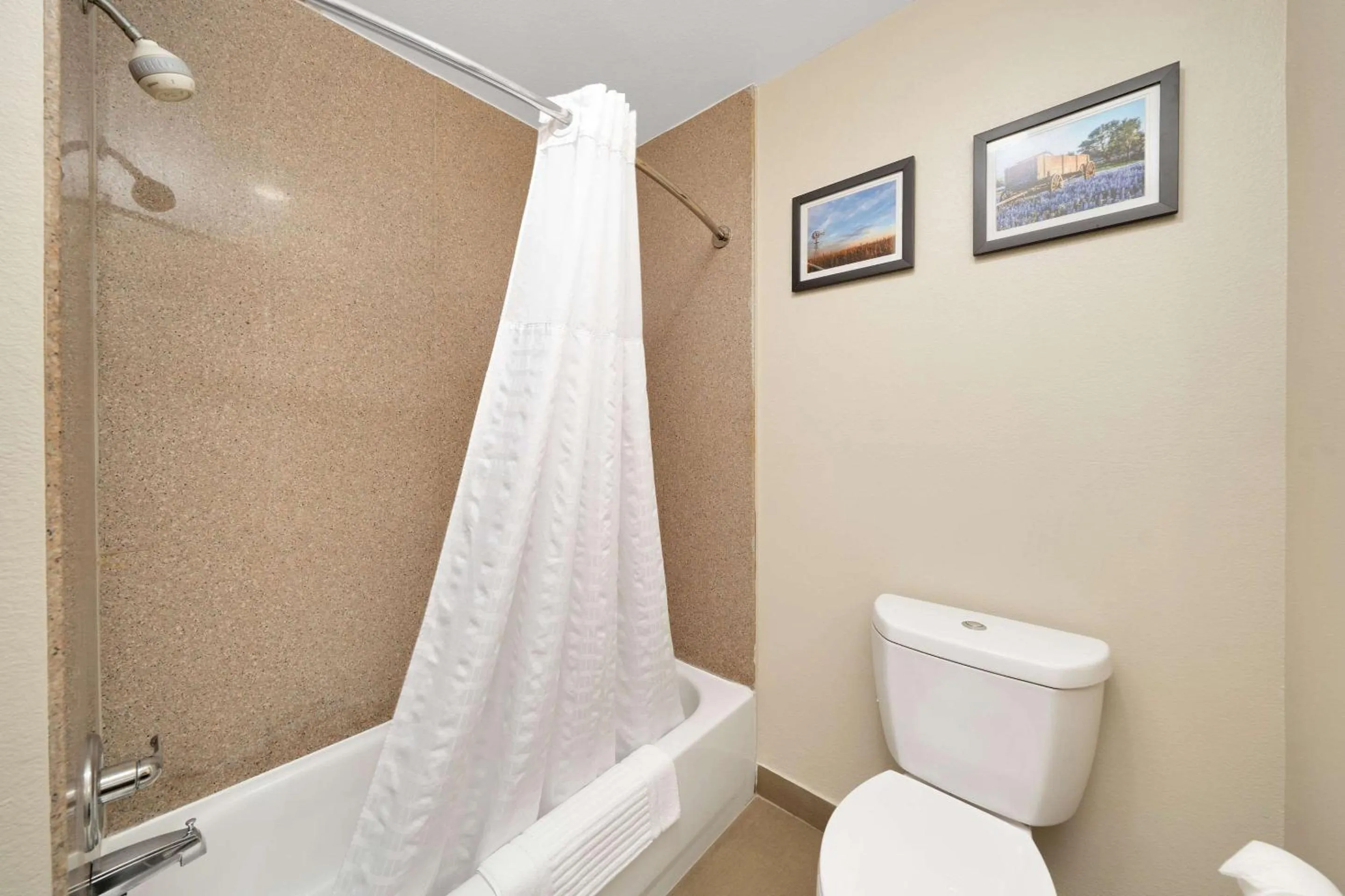 Bedroom in Comfort Suites University