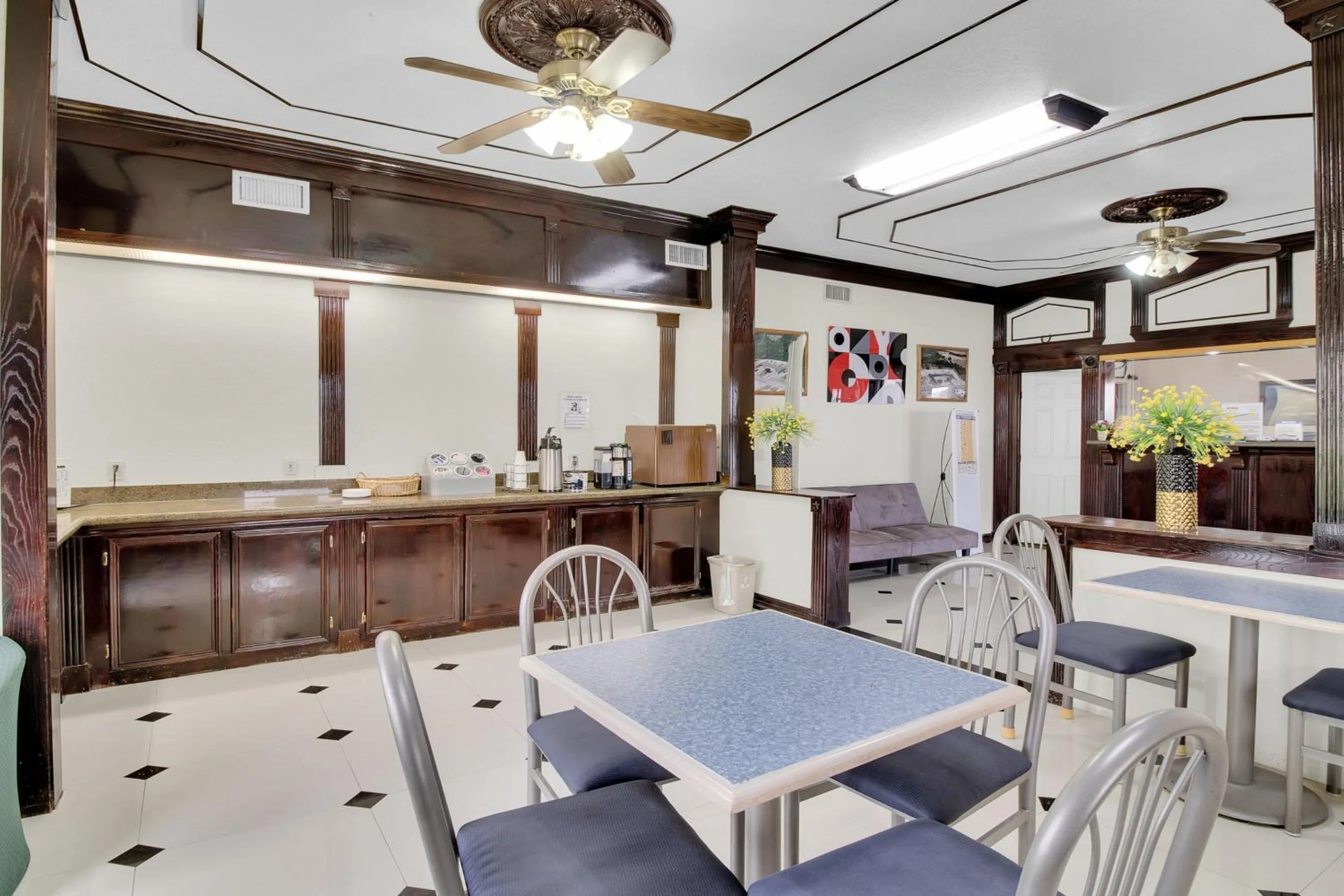 Lobby or reception in Three Rivers Executive Inn & Suites By OYO