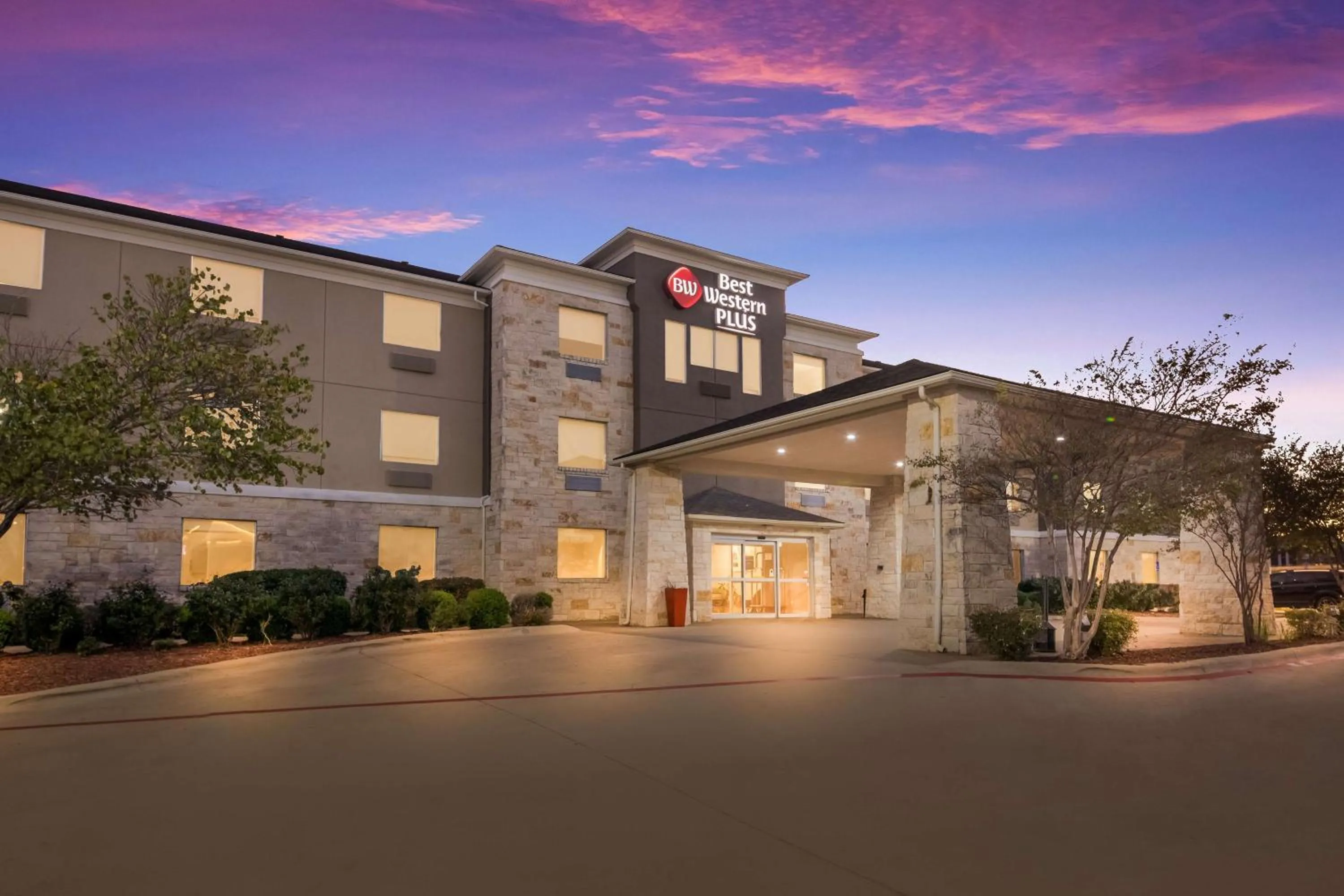 Property building in Best Western Plus Killeen - Fort Cavazos Hotel & Suites
