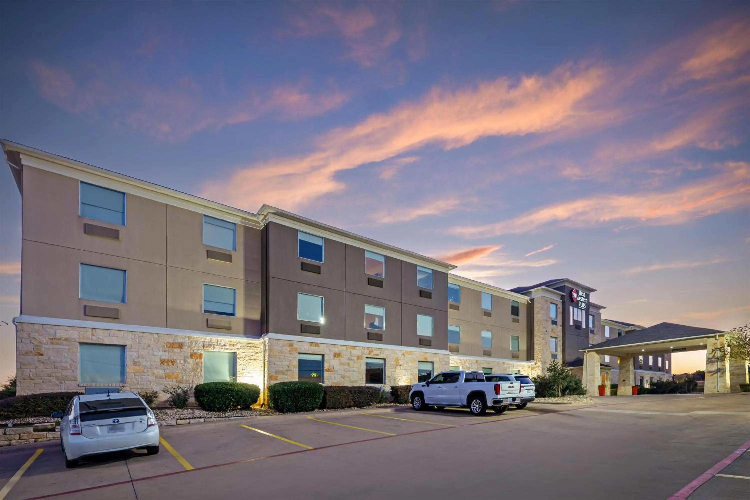 Property building in Best Western Plus Killeen - Fort Cavazos Hotel & Suites