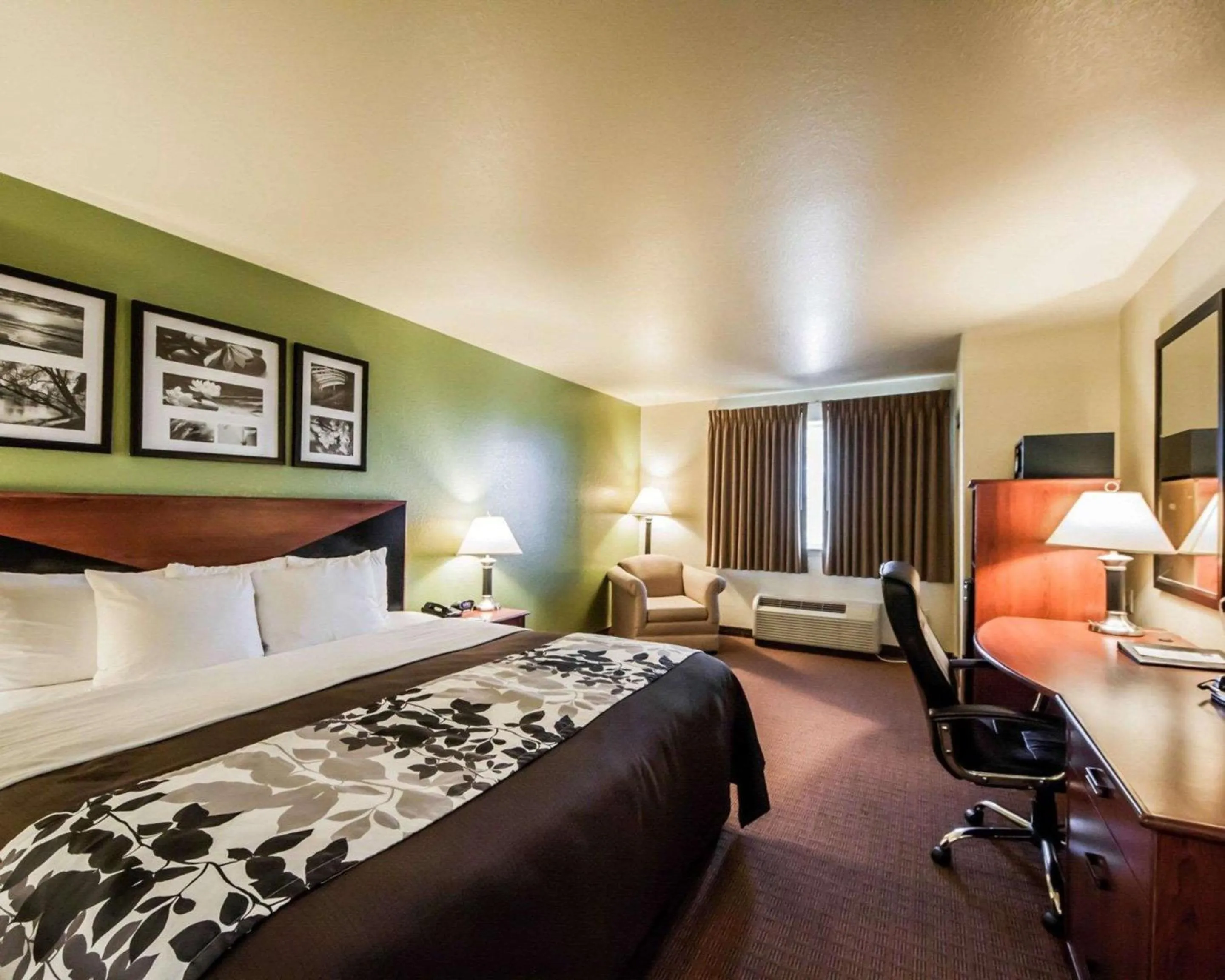 Photo of the whole room, Bed in Sleep Inn & Suites Shamrock