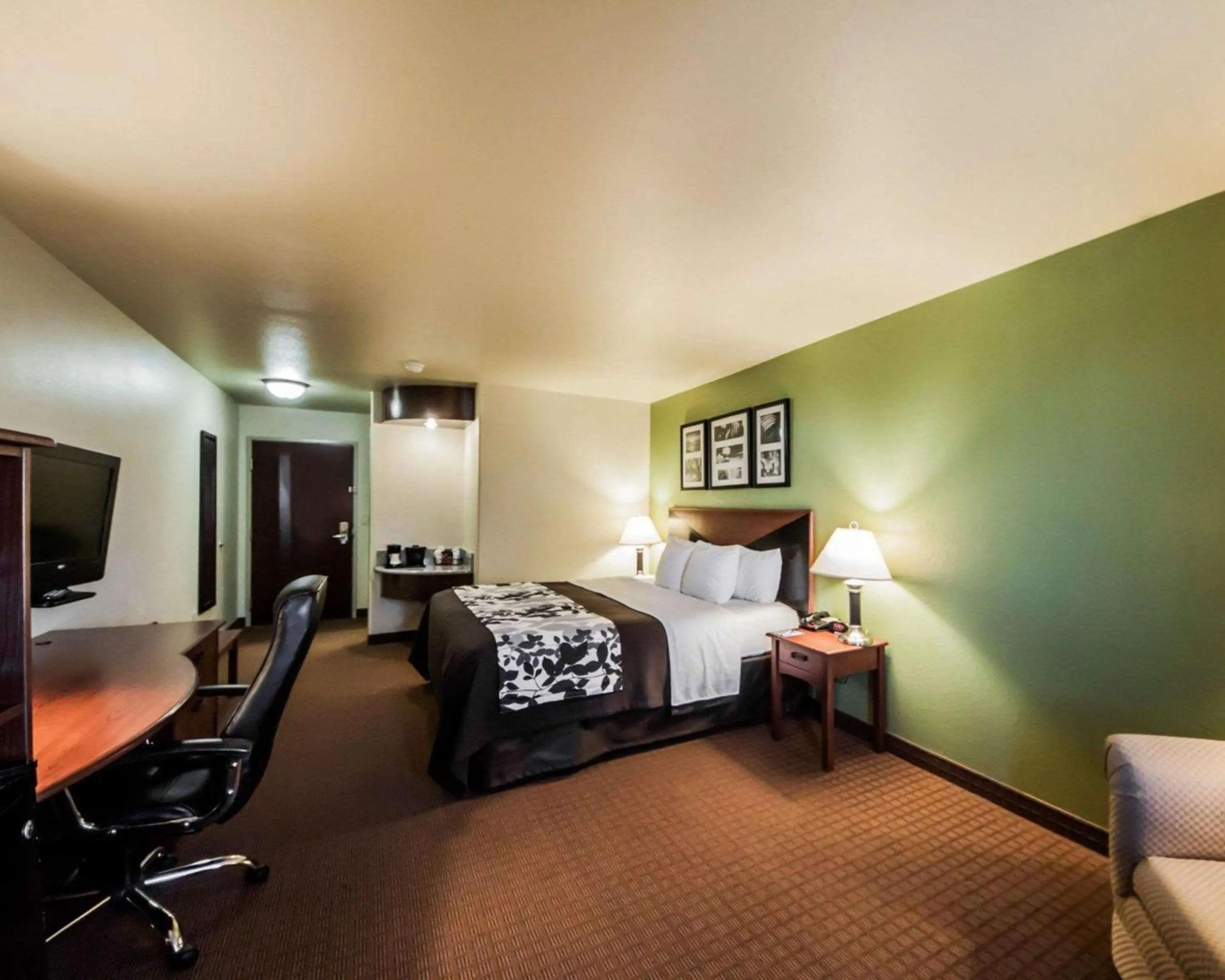 Photo of the whole room, Bed in Sleep Inn & Suites Shamrock