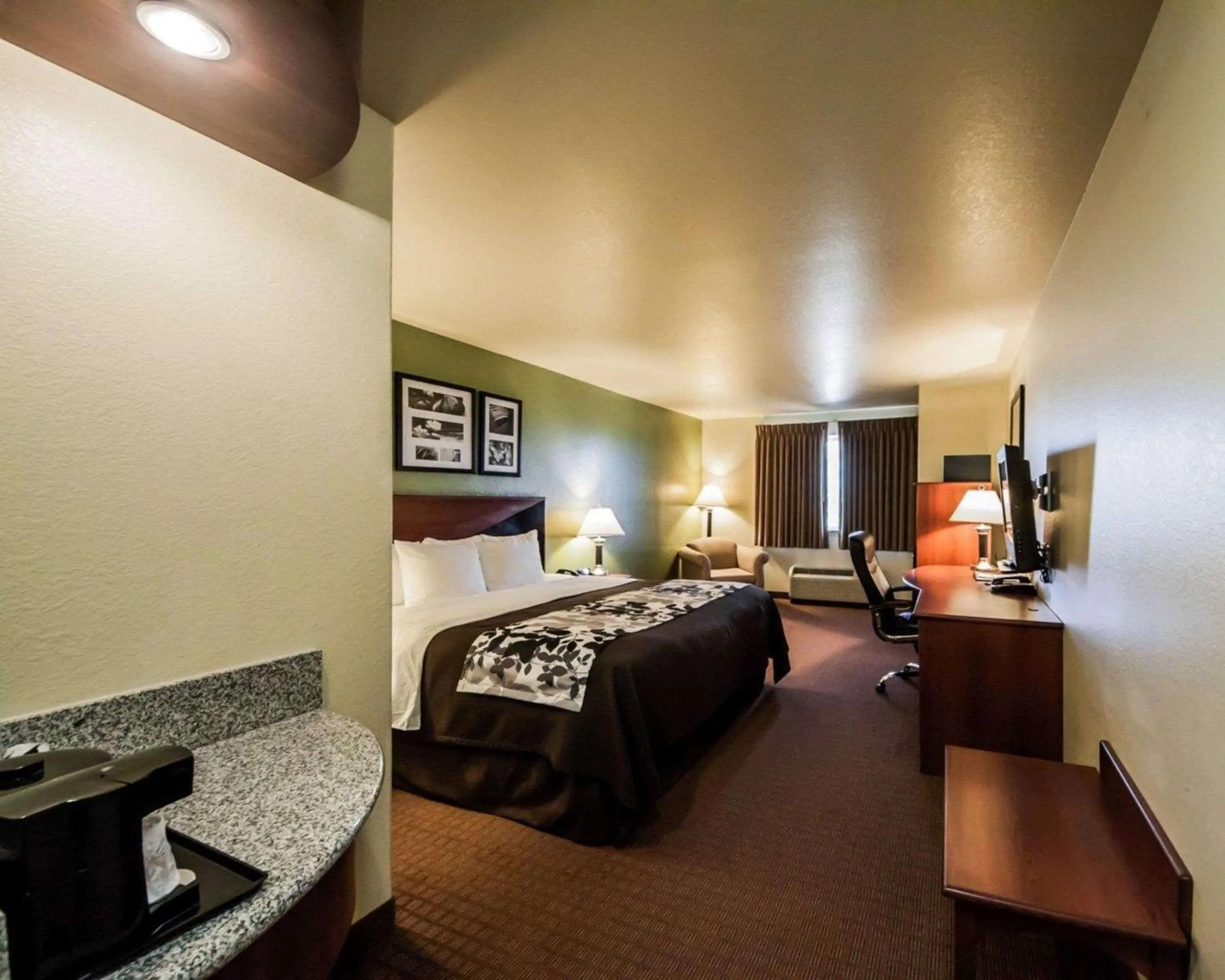 Photo of the whole room, Bed in Sleep Inn & Suites Shamrock