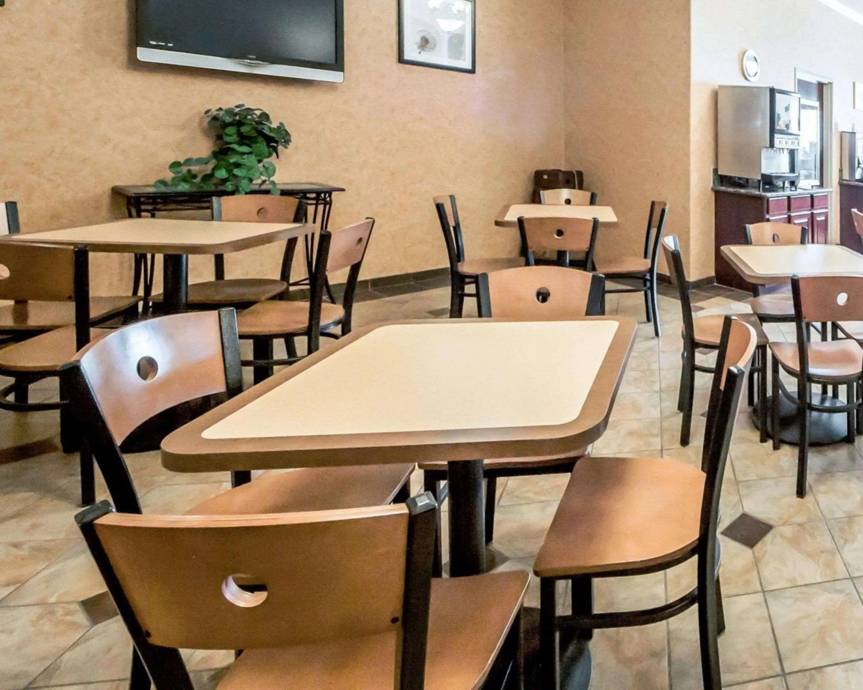 Restaurant/places to eat in Sleep Inn & Suites Shamrock