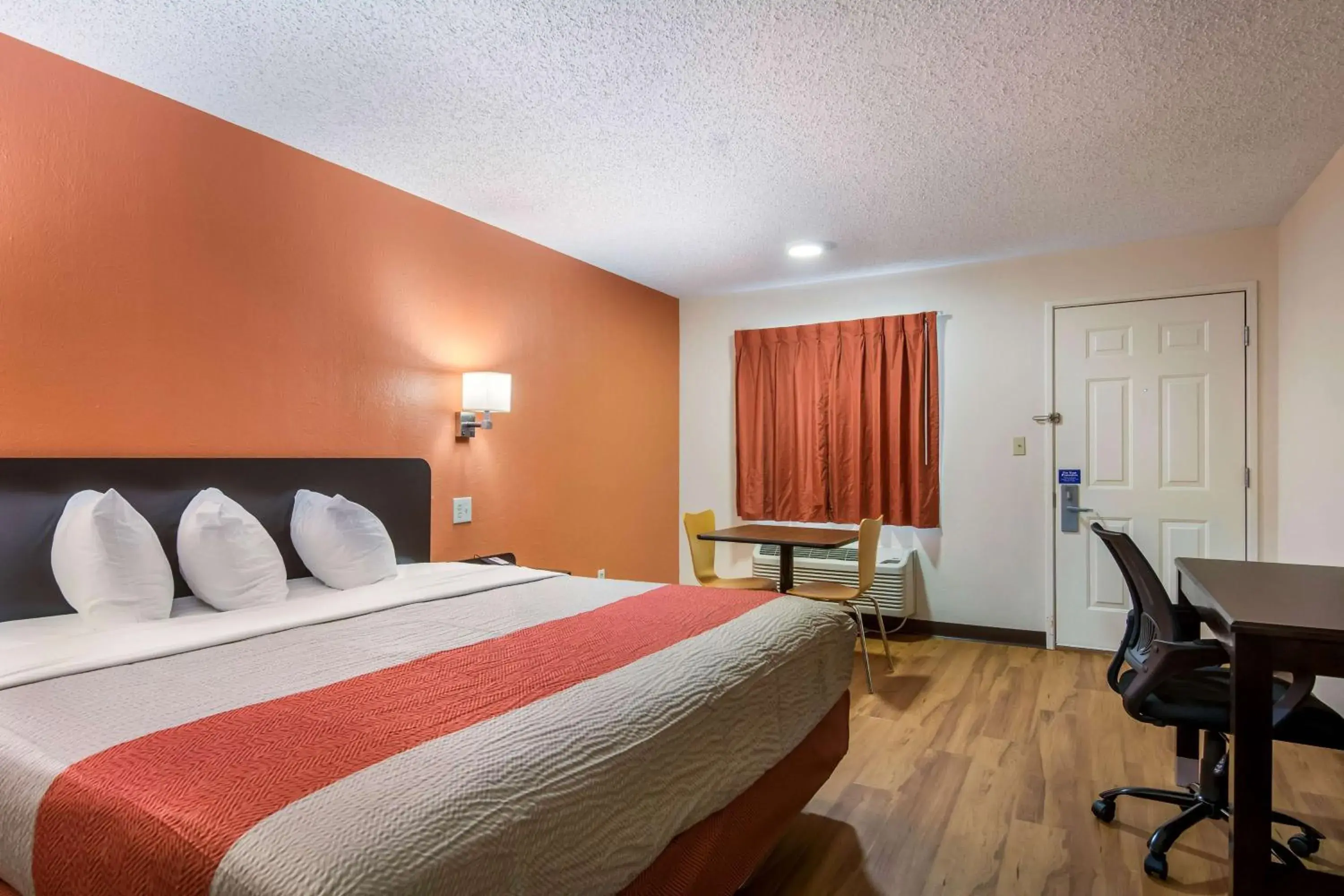 Queen Room - Non-Smoking in Motel 6-Winnie, TX Queen Room - Non-Smoking in Motel 6-Winnie, TX