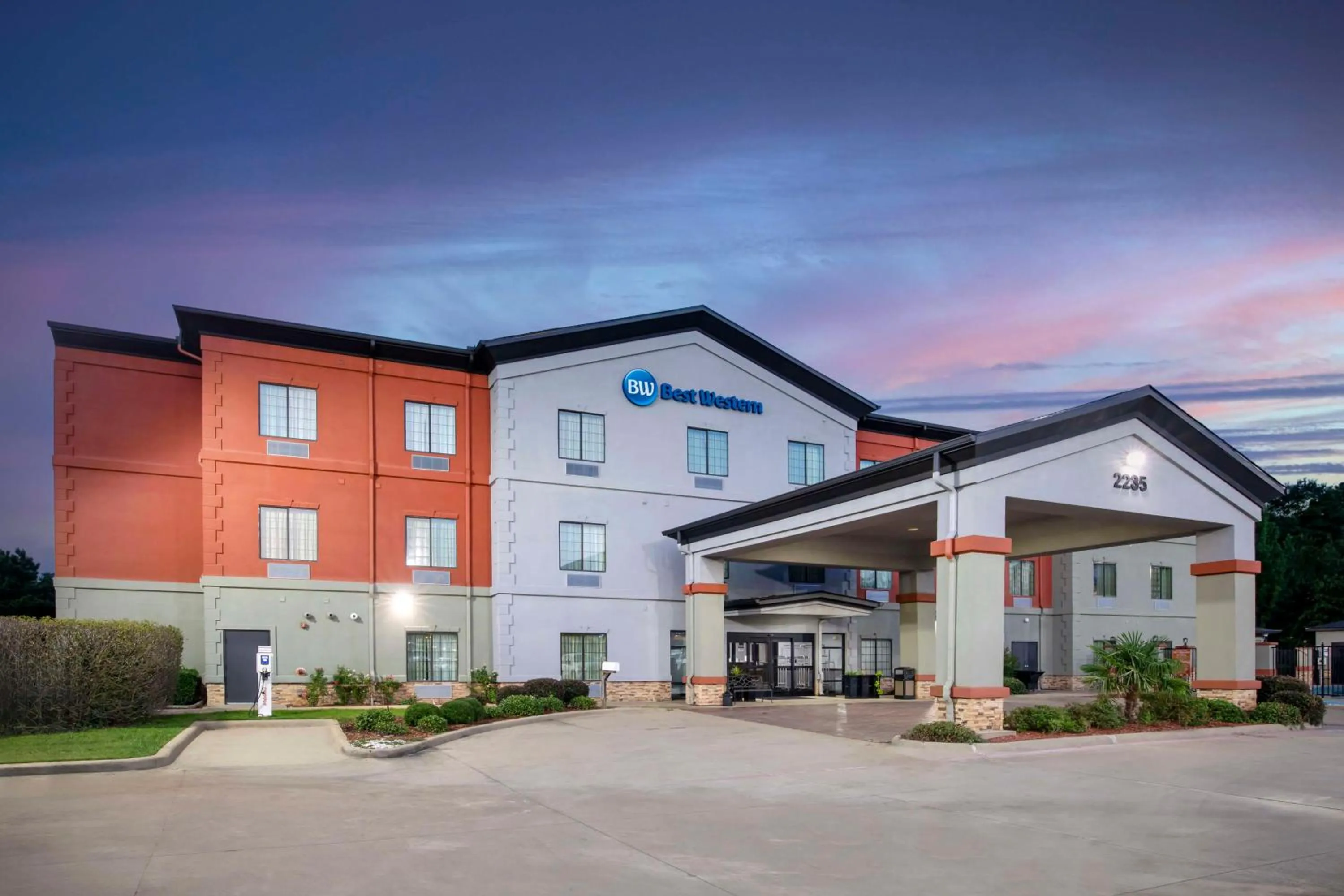 Property building in Best Western Carthage Inn & Suites