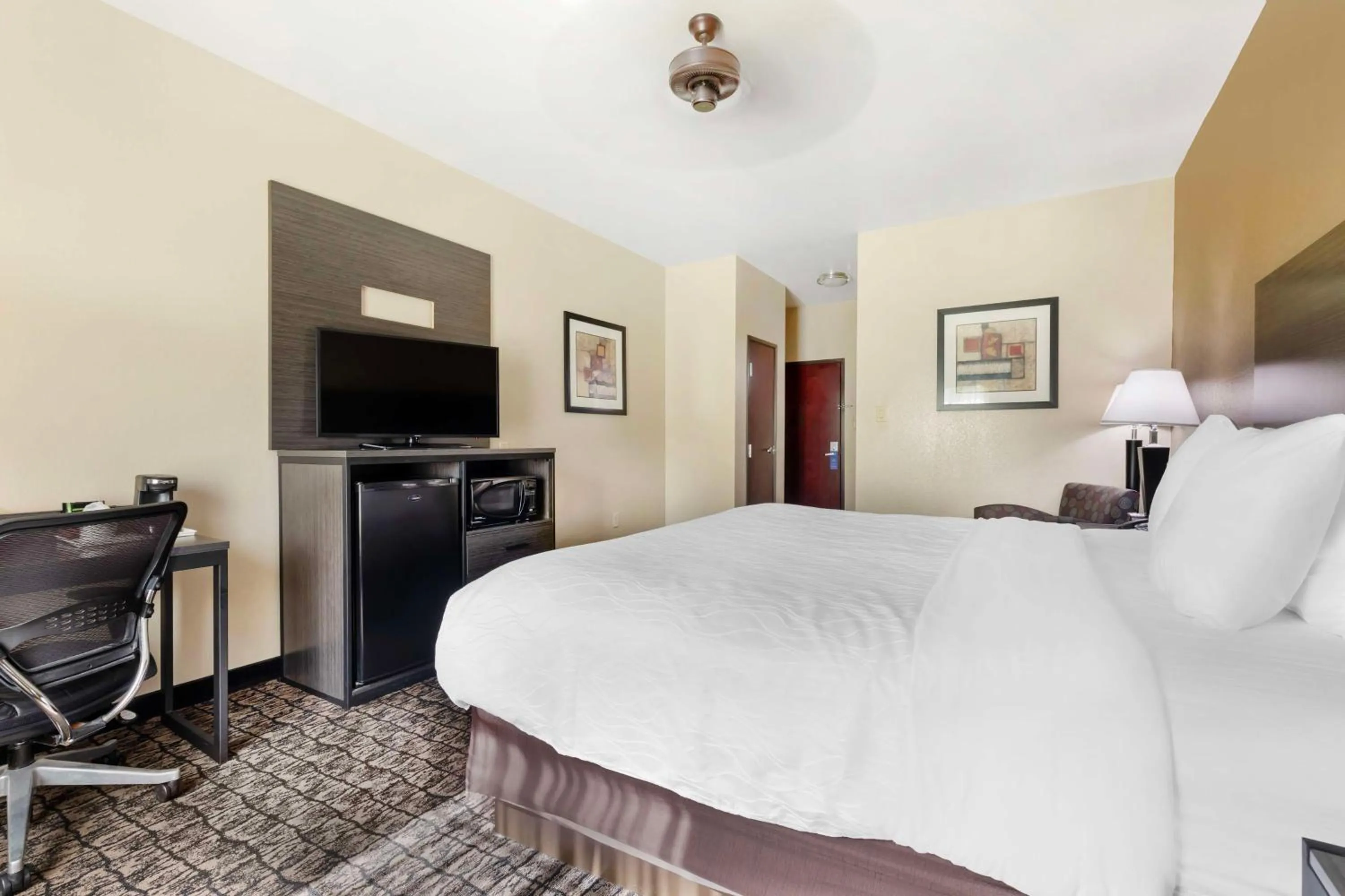 Bedroom, Bed in Best Western Carthage Inn & Suites