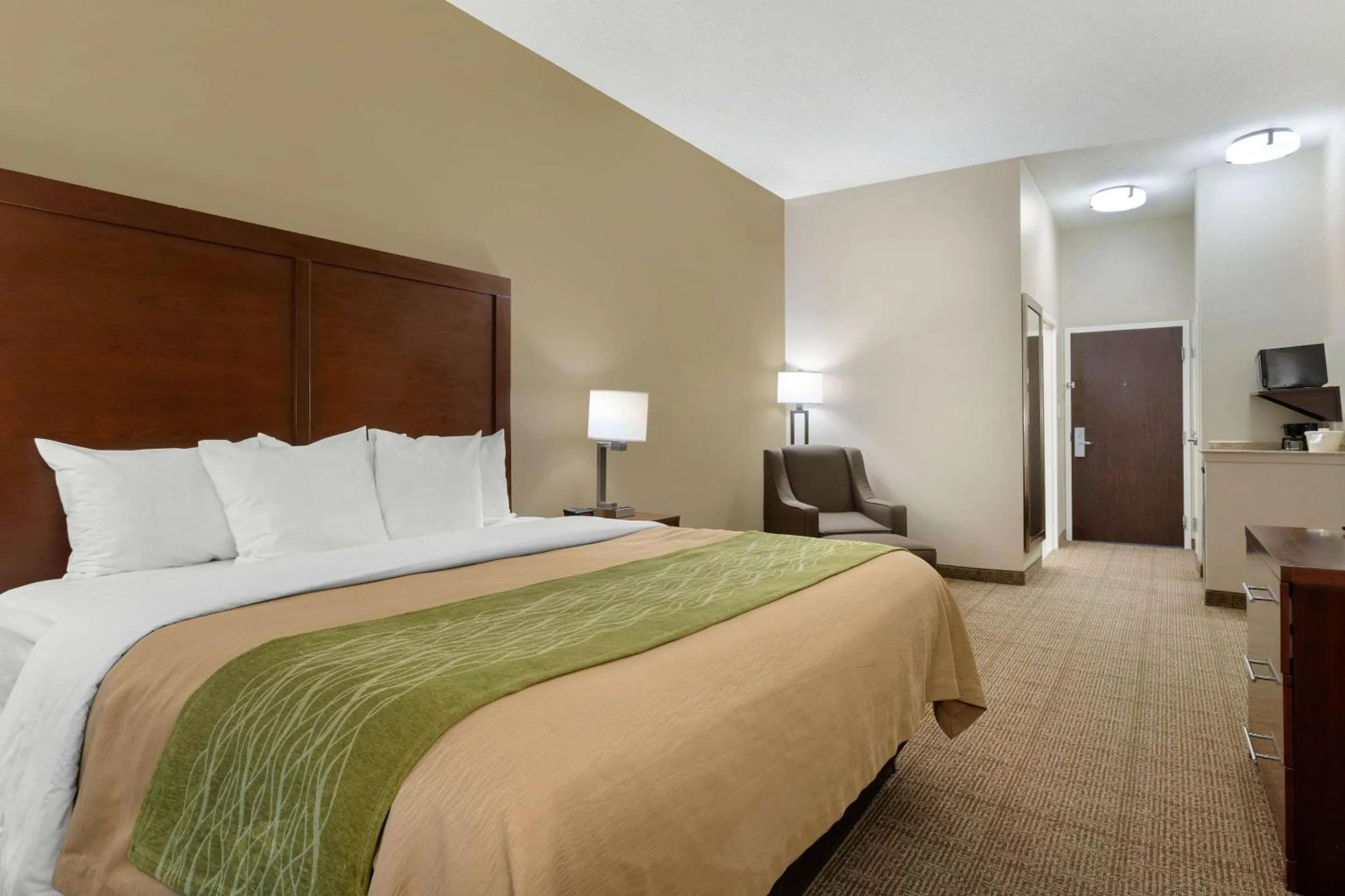Photo of the whole room, Bed in Comfort Inn & Suites Port Arthur-Port Neches