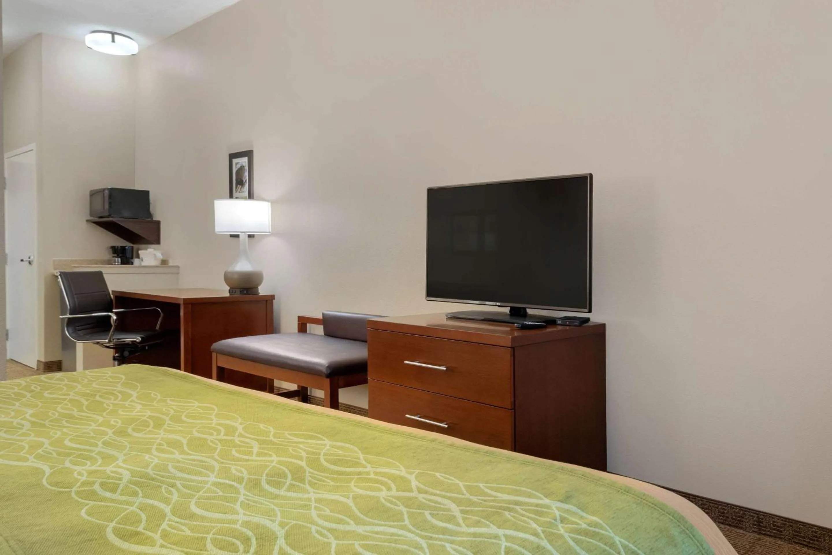 Photo of the whole room, Bed in Comfort Inn & Suites Port Arthur-Port Neches