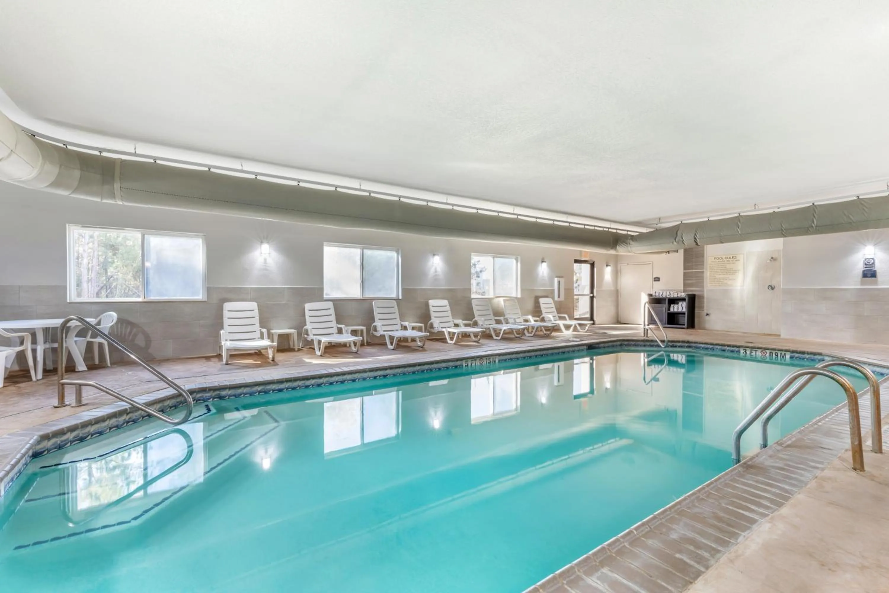 Swimming pool in Comfort Suites Nacogdoches