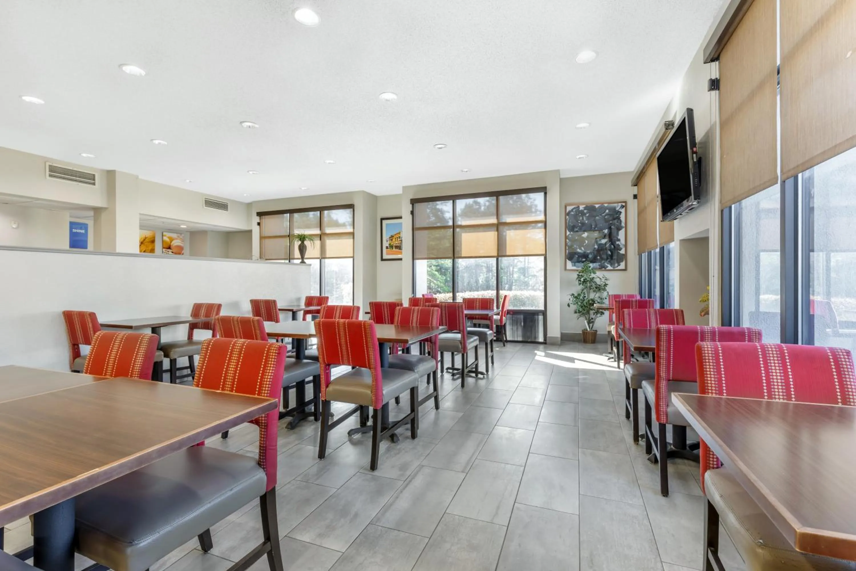 Dining area in Comfort Suites Nacogdoches