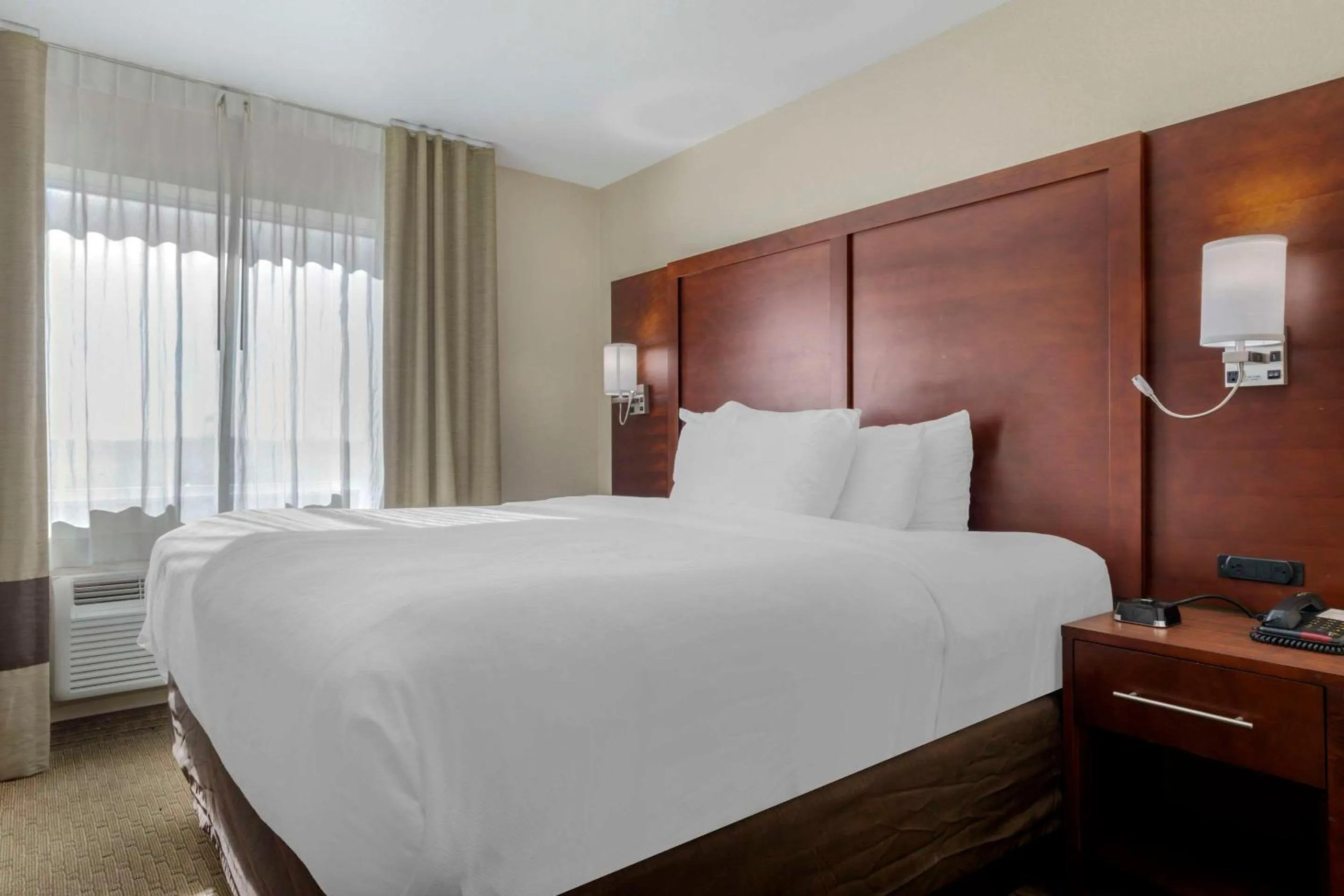 Bedroom, Bed in Comfort Suites Benbrook - Fort Worth Southwest