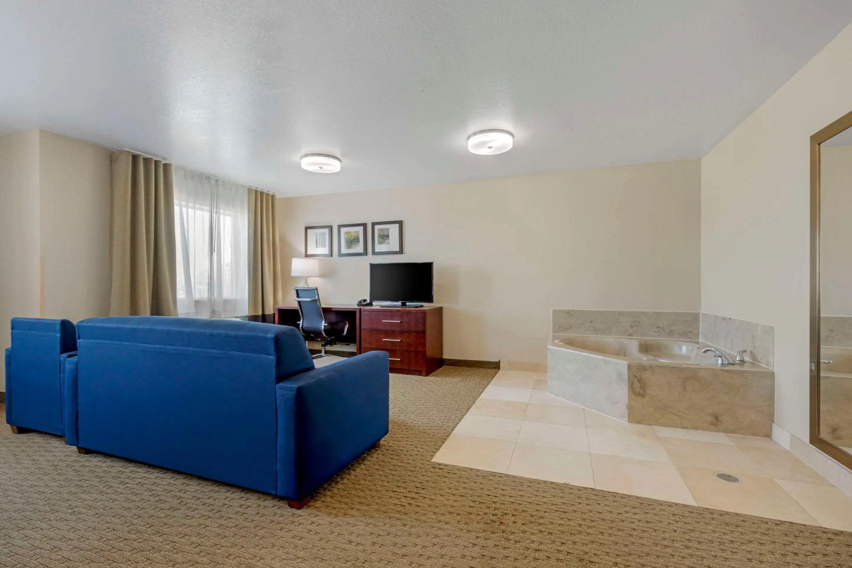 Bedroom in Comfort Suites Benbrook - Fort Worth Southwest
