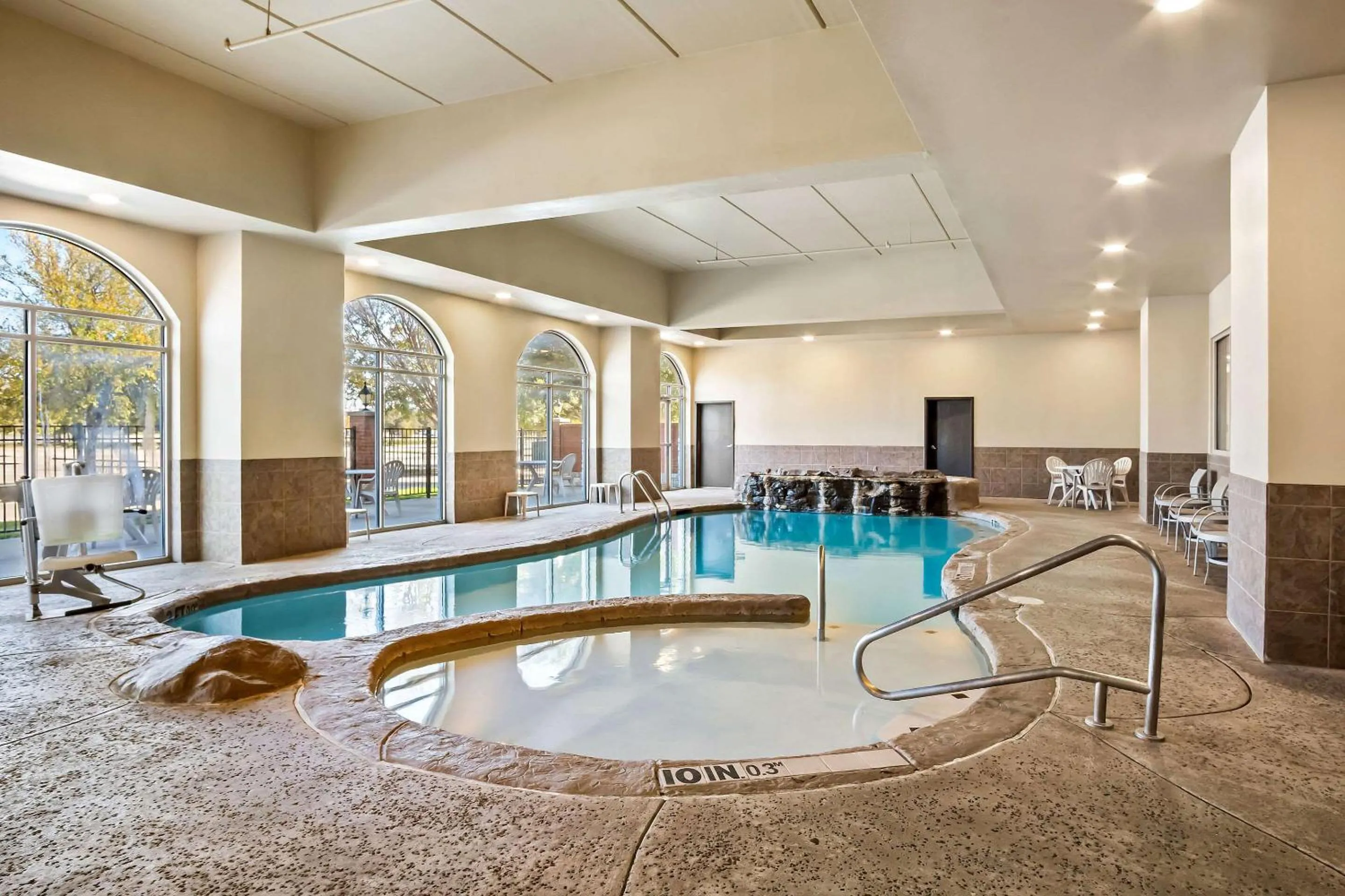 Swimming pool in Comfort Suites Frisco