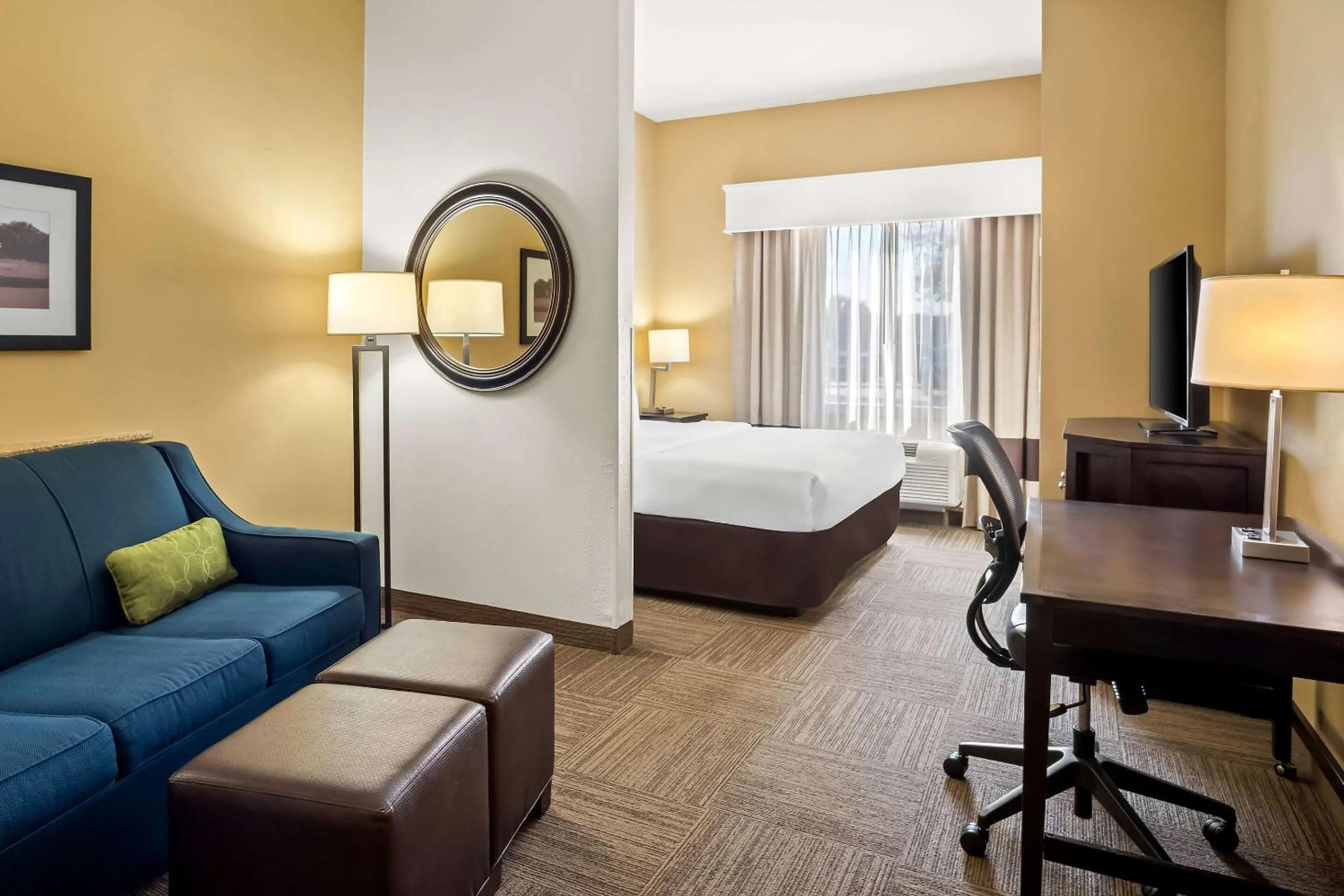 Bedroom, Bed in Comfort Suites Frisco