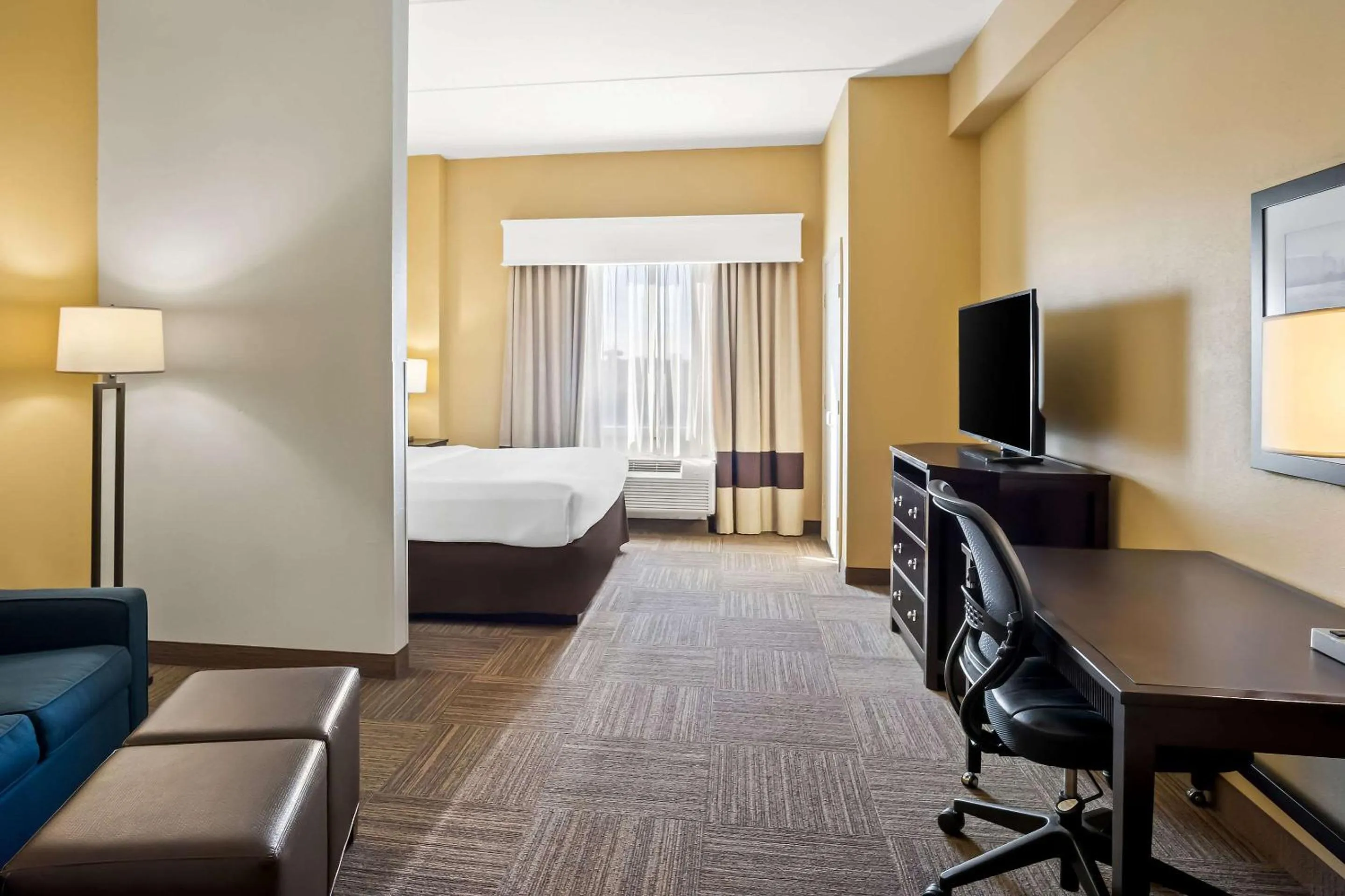 Bedroom, Bed in Comfort Suites Frisco