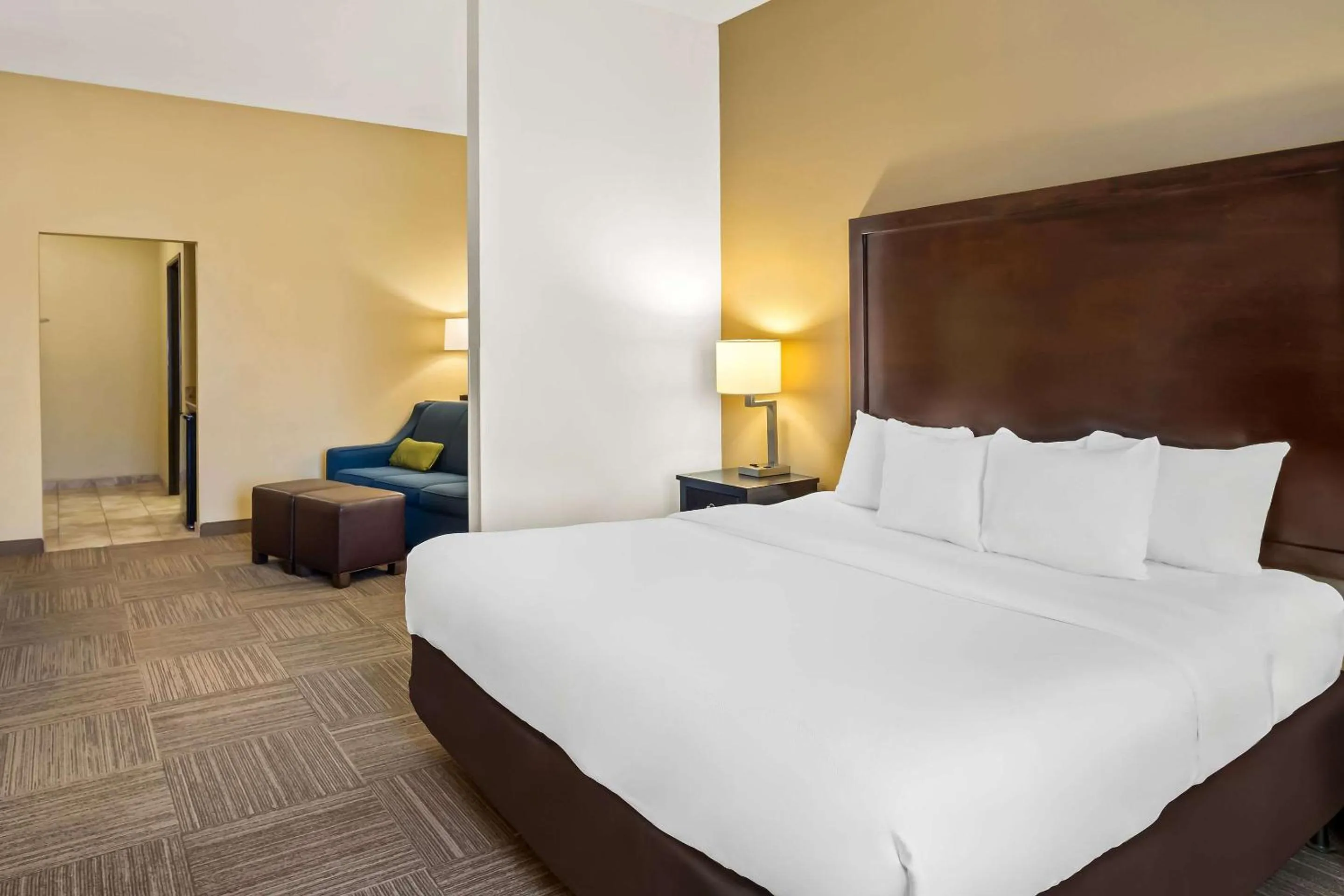 Bedroom, Bed in Comfort Suites Frisco