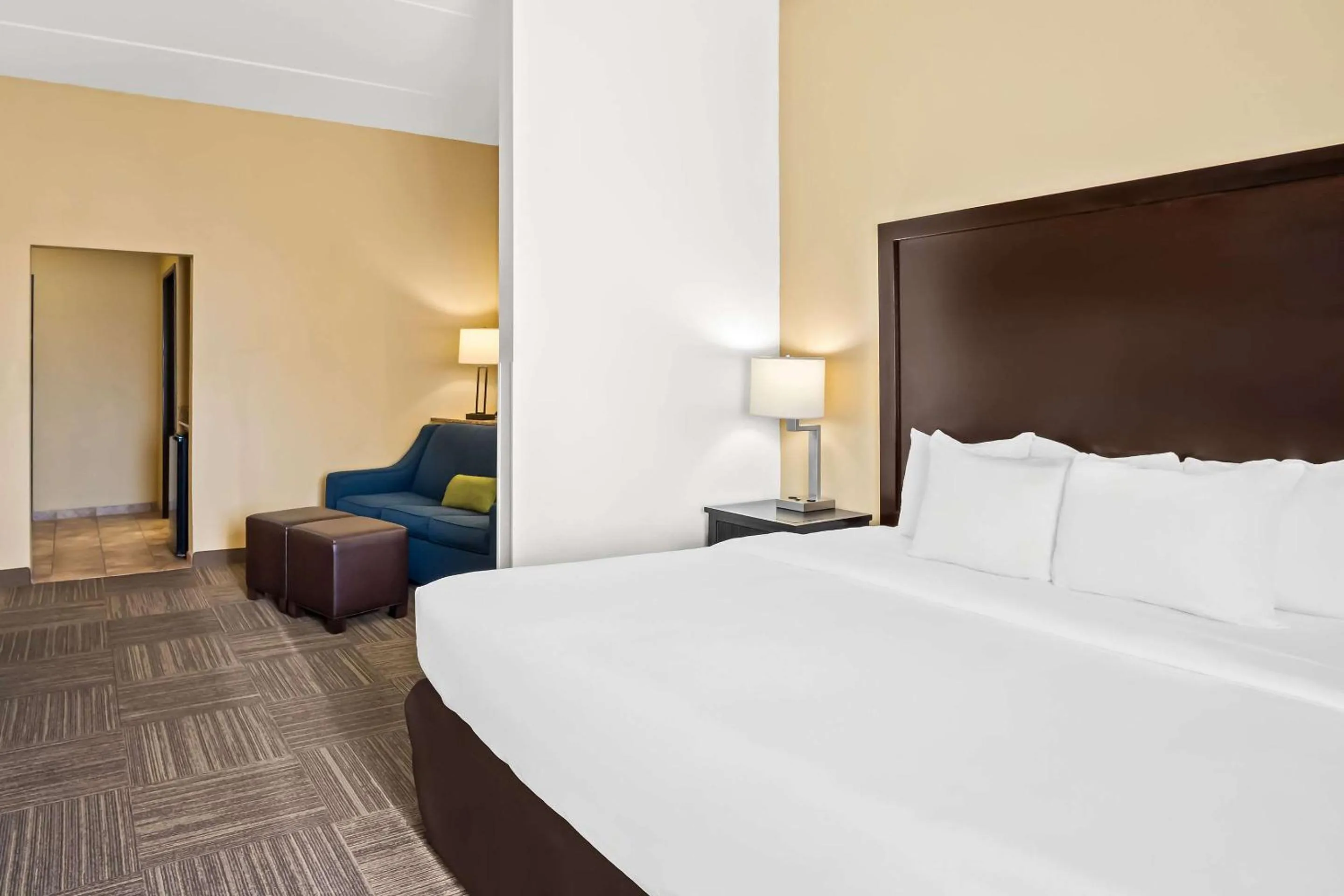 Bedroom, Bed in Comfort Suites Frisco