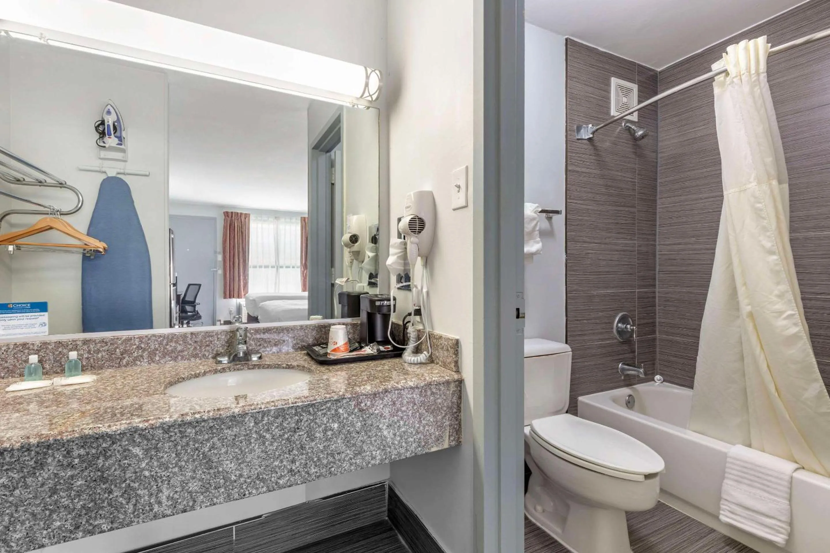 Bedroom in Quality Inn Gainesville