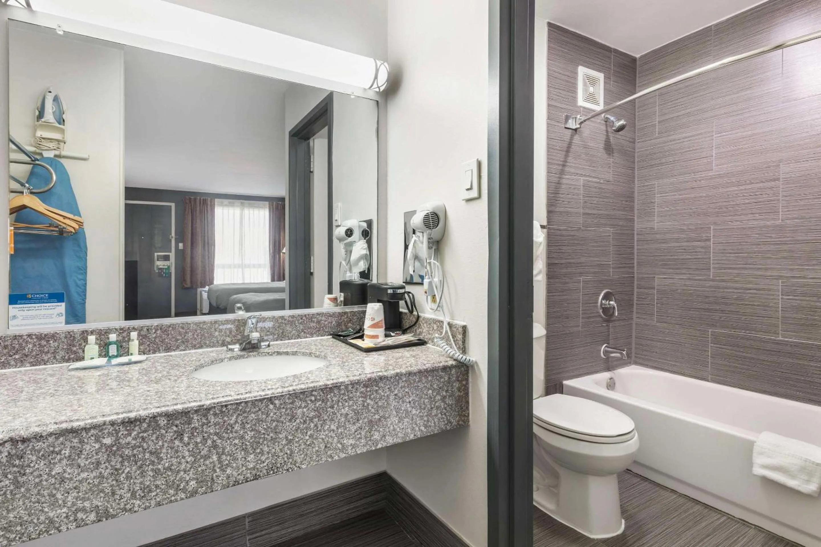 Bedroom in Quality Inn Gainesville