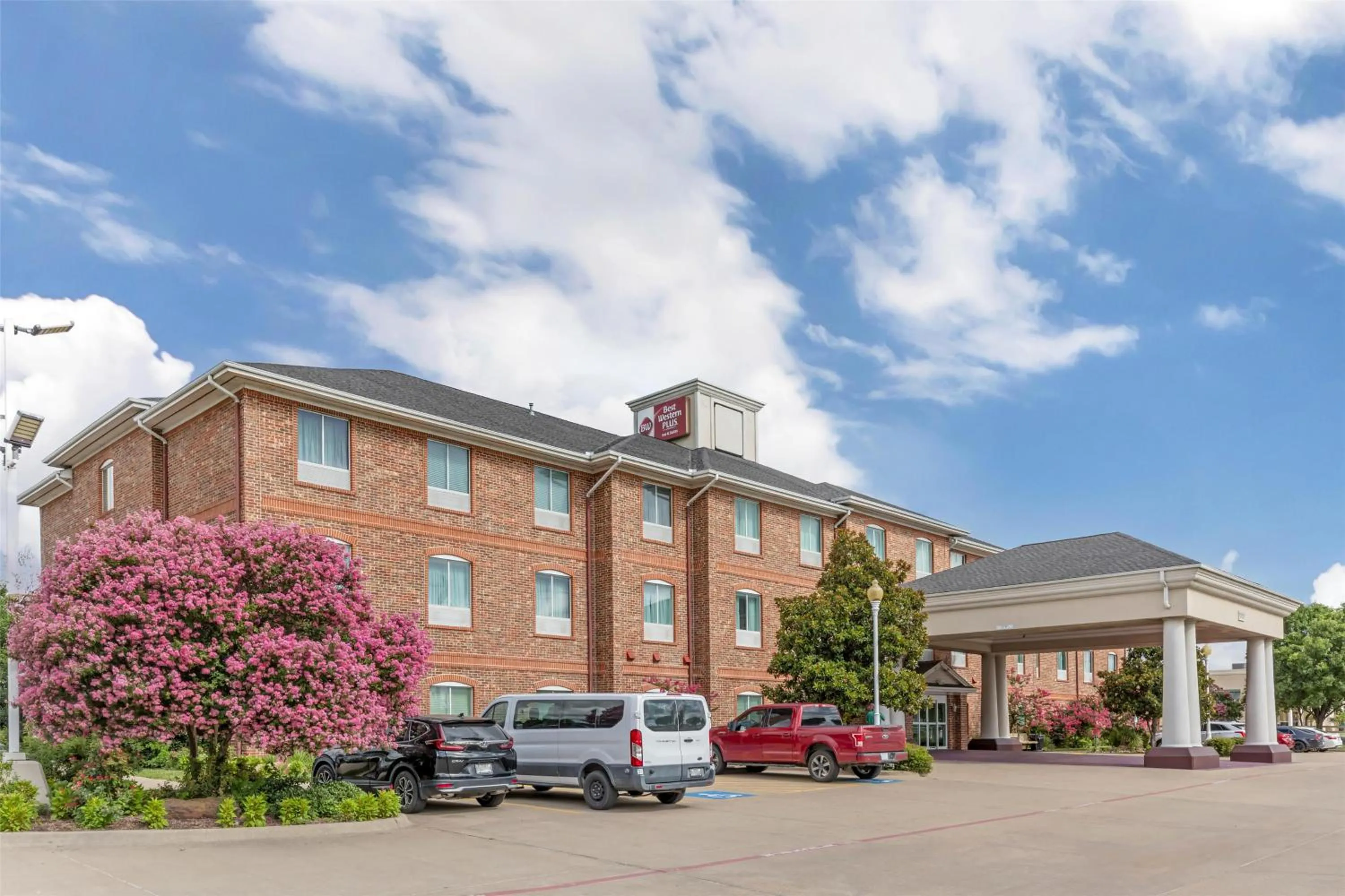 Property building in Best Western Plus Waxahachie Inn & Suites