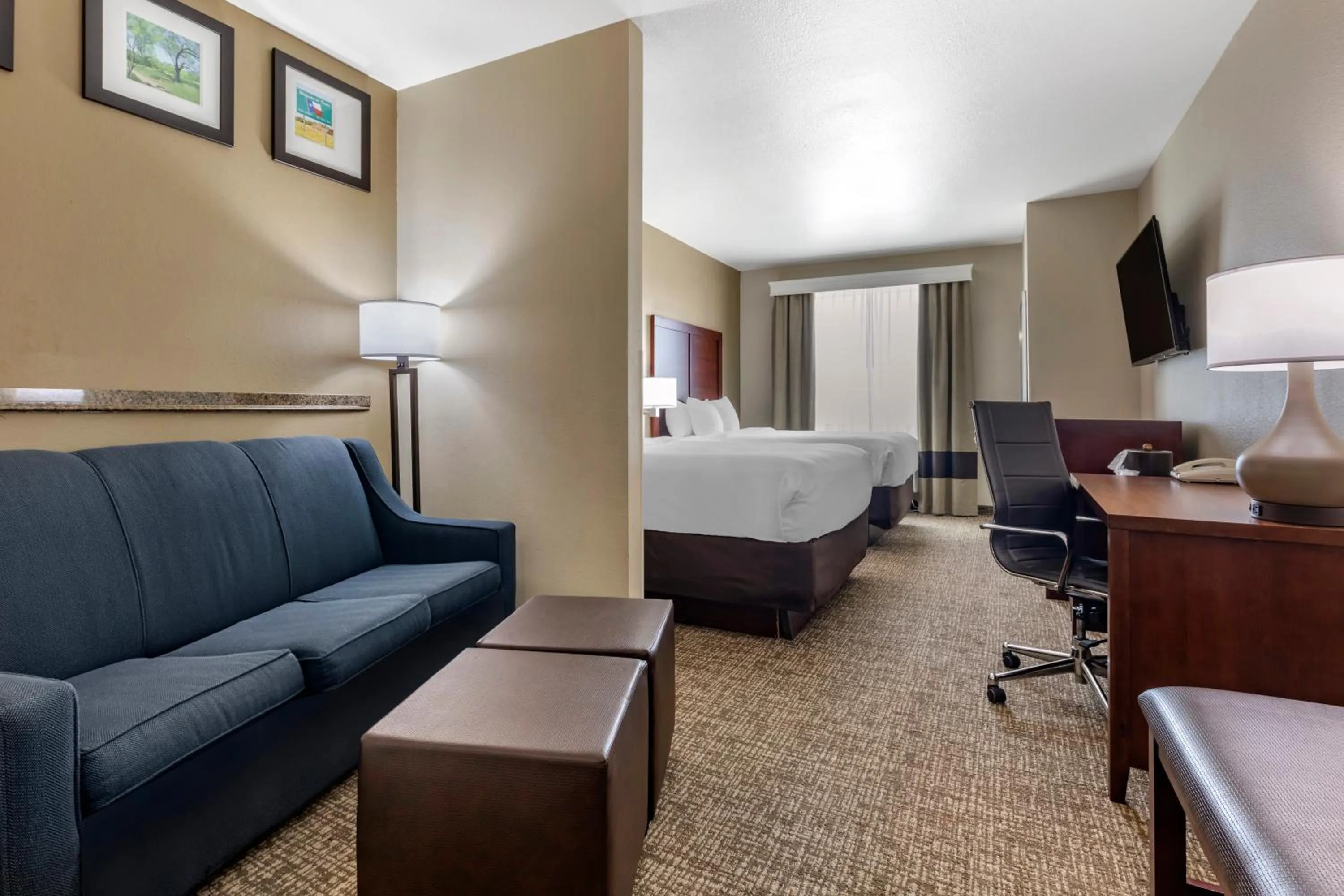 Seating area, Bed in Comfort Suites Plano - Dallas North