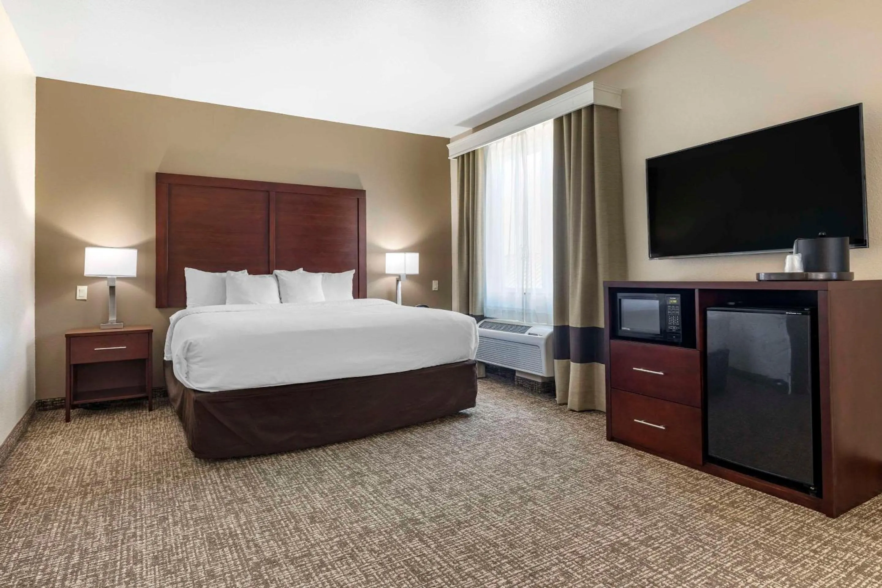 Bedroom, Bed in Comfort Suites Plano - Dallas North