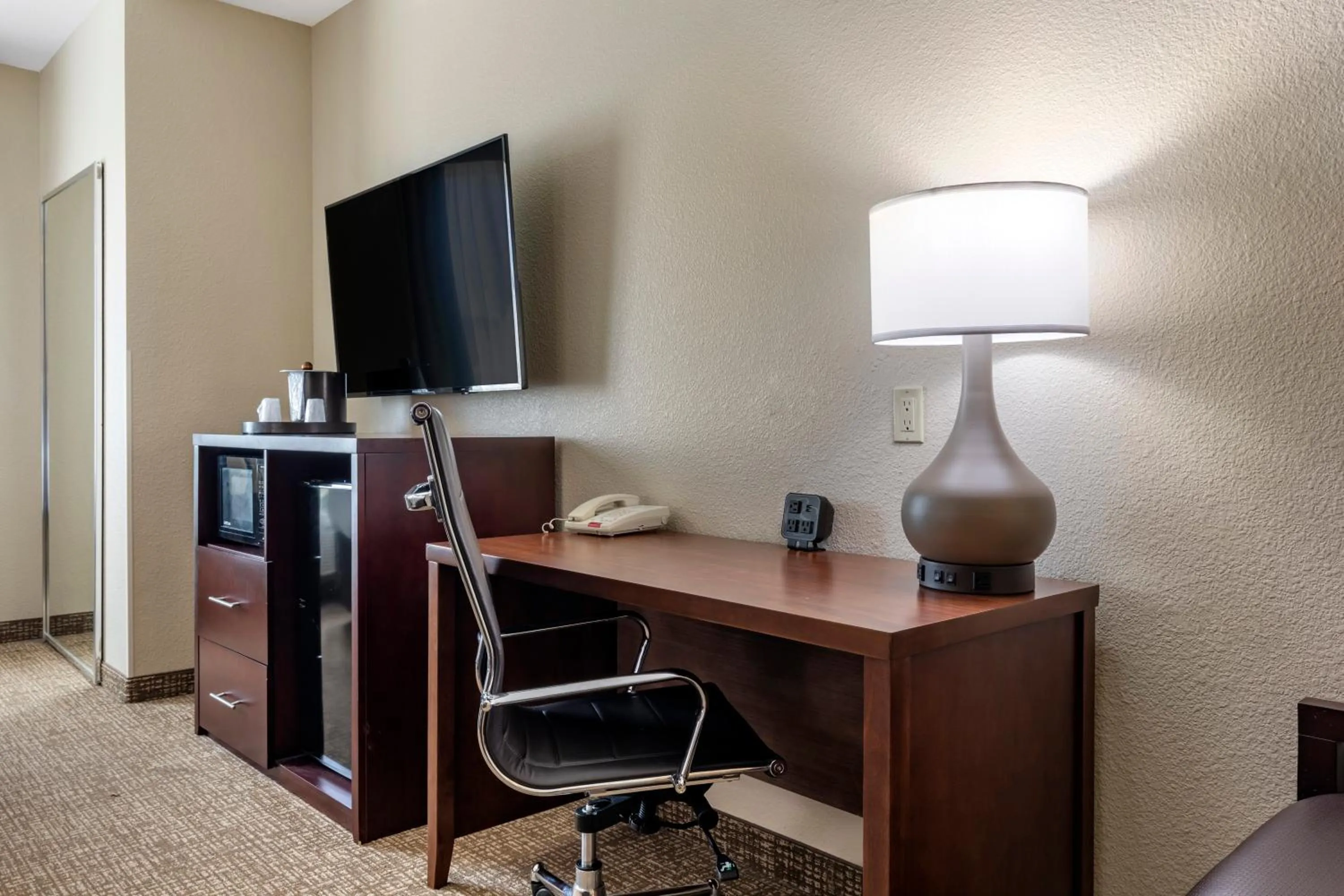 TV and multimedia in Comfort Suites Plano - Dallas North