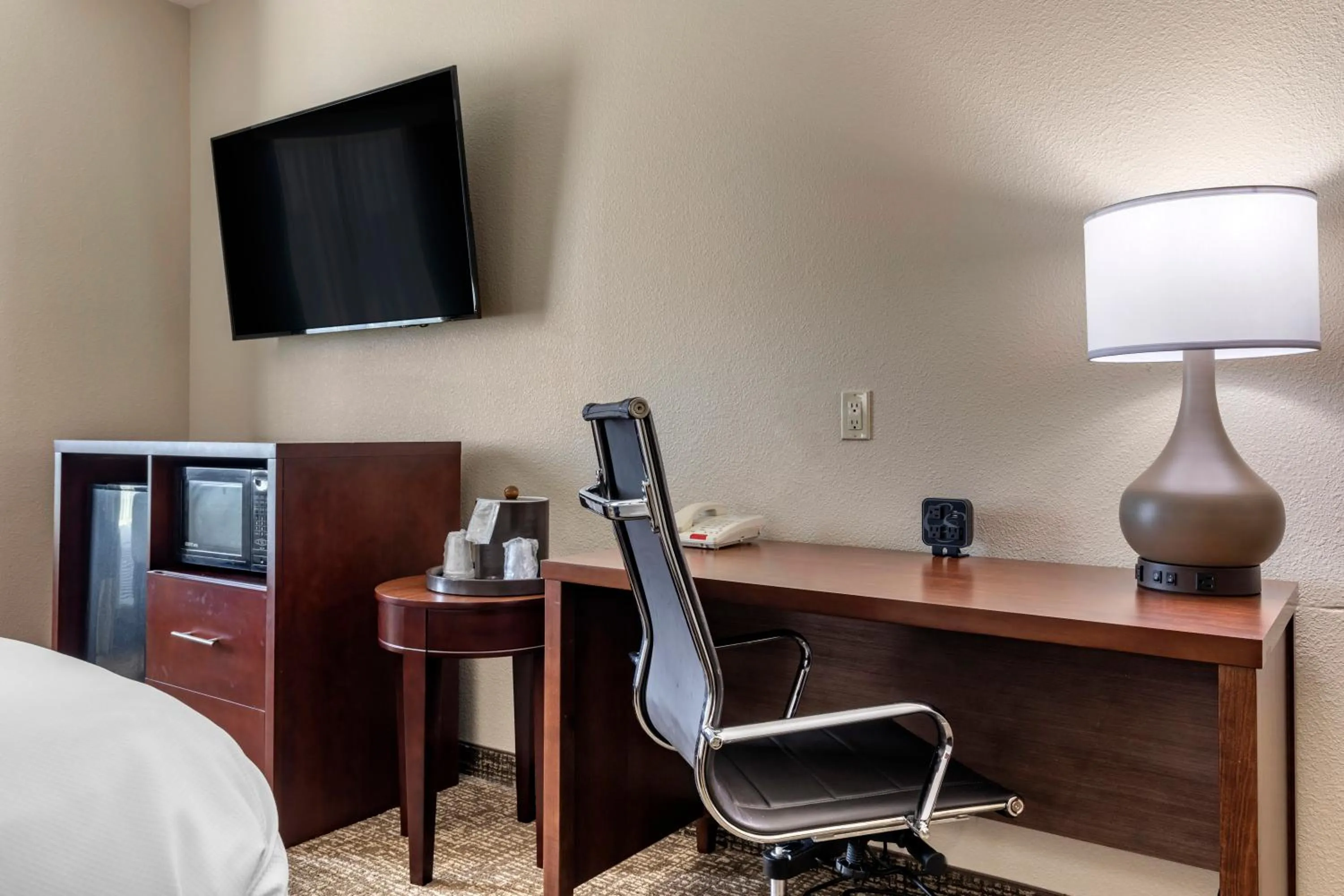 TV and multimedia, Bed in Comfort Suites Plano - Dallas North