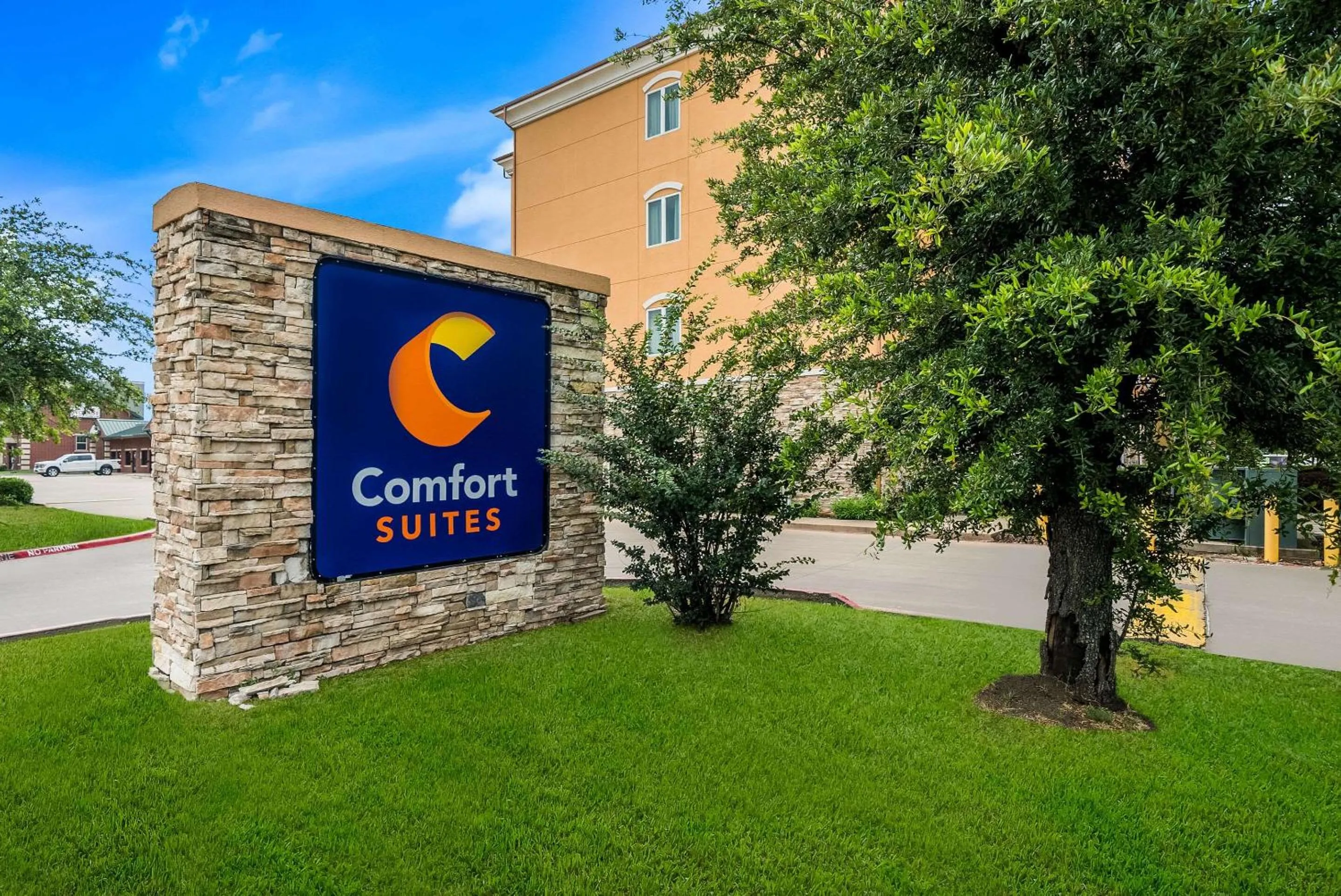 Property building in Comfort Suites Plano - Dallas North