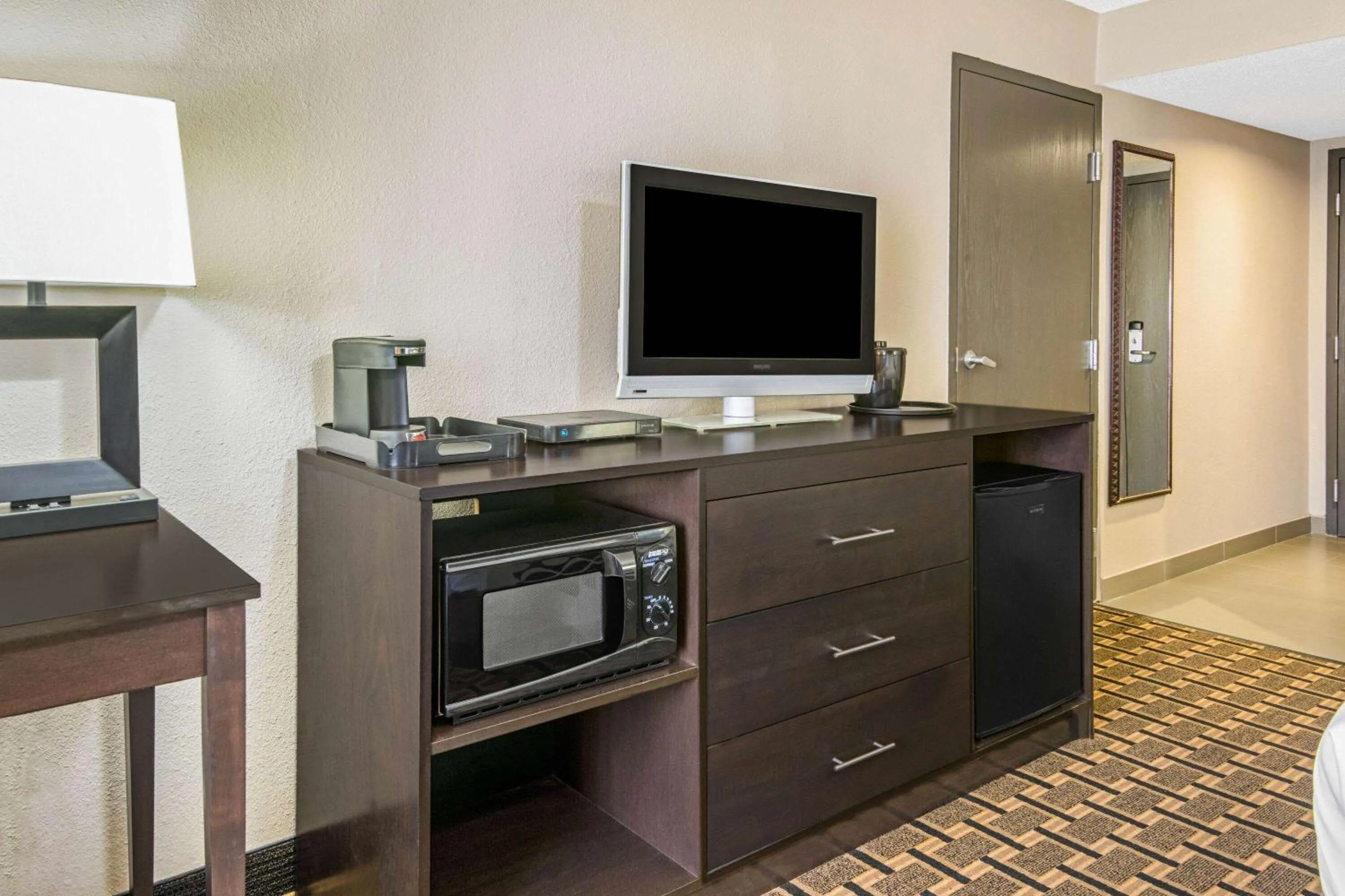 Photo of the whole room in La Quinta by Wyndham Denison - North Lake Texoma