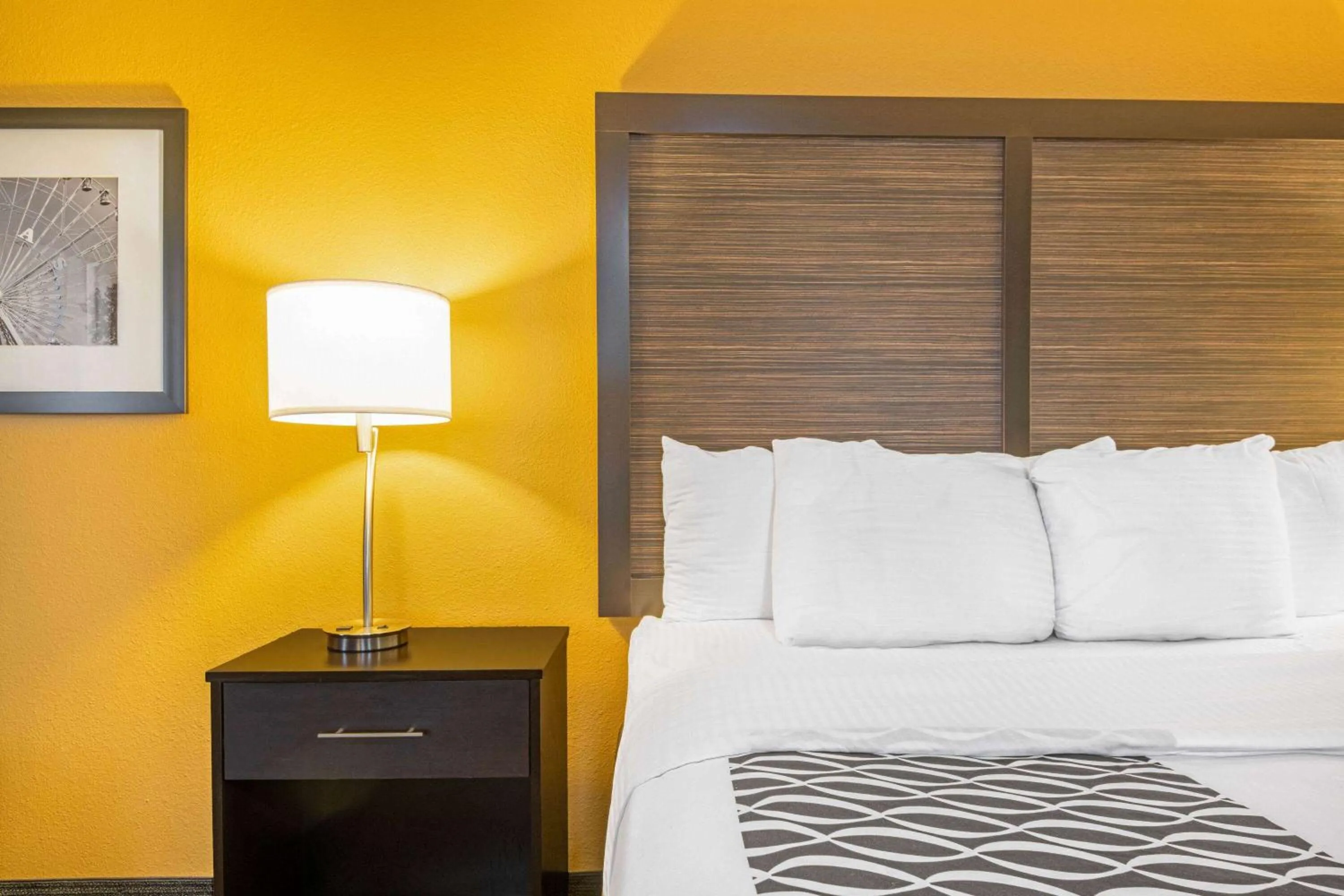 Photo of the whole room, Bed in La Quinta by Wyndham Denison - North Lake Texoma