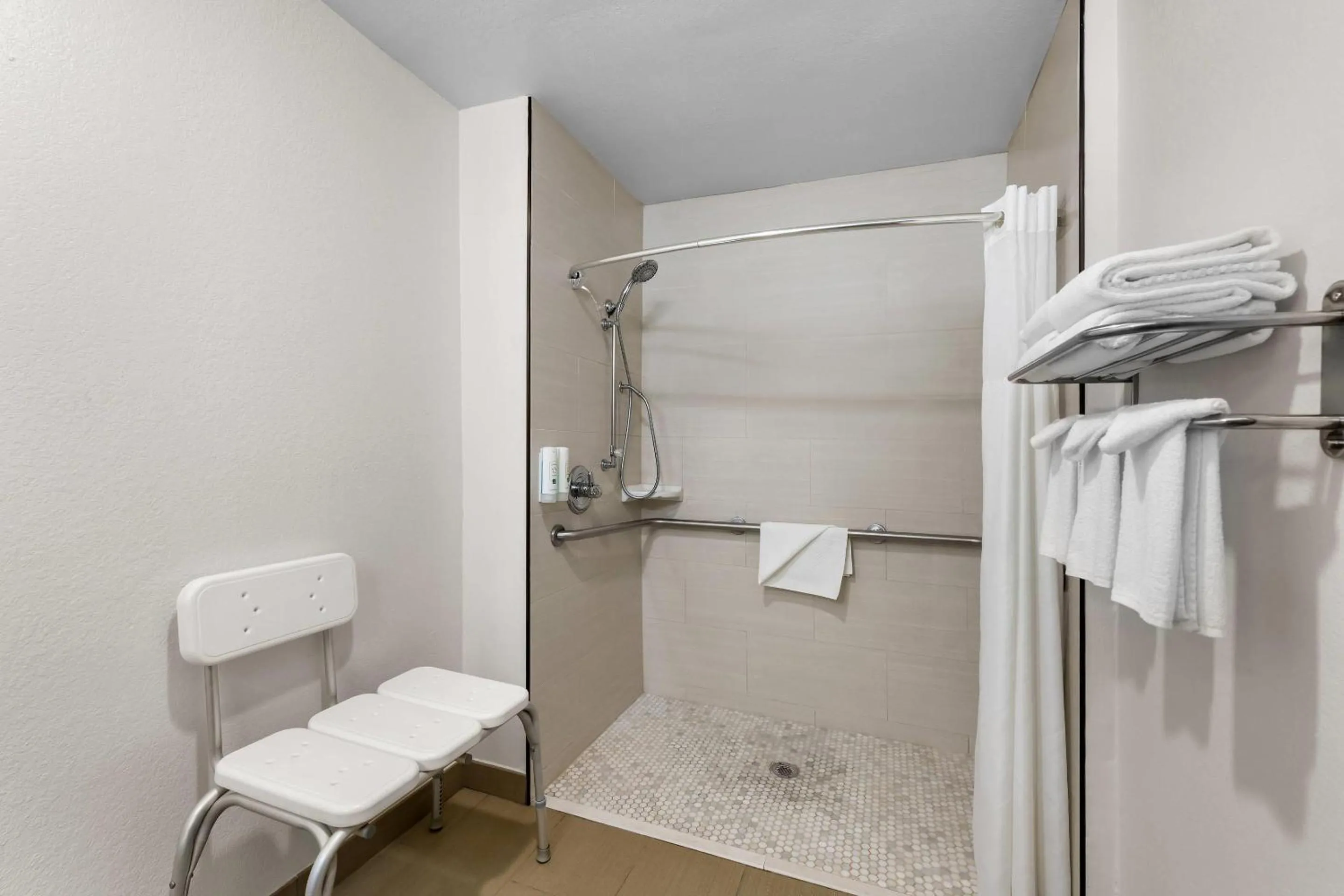 Bedroom in Quality Inn Marshall