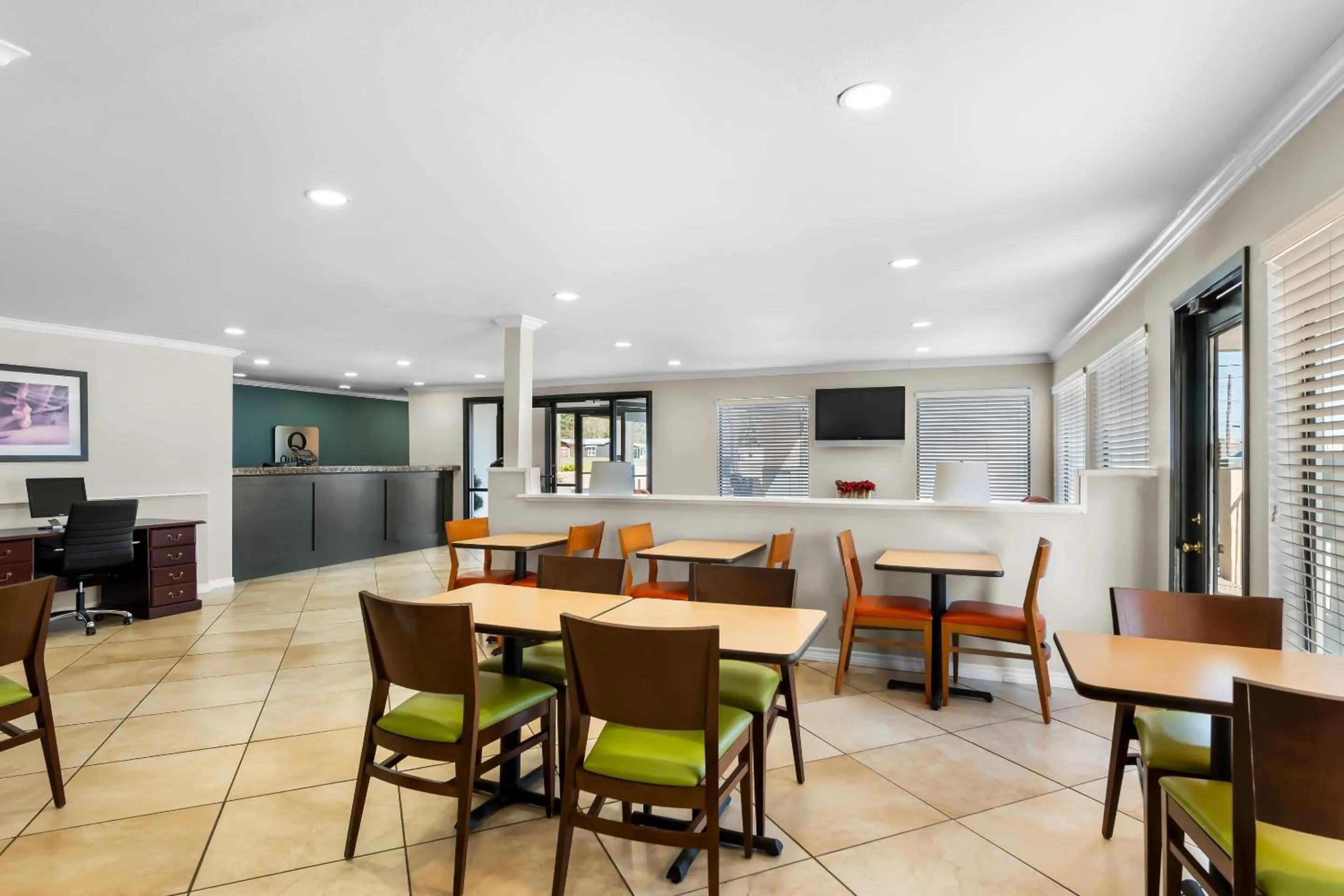 Breakfast in Quality Inn Marshall