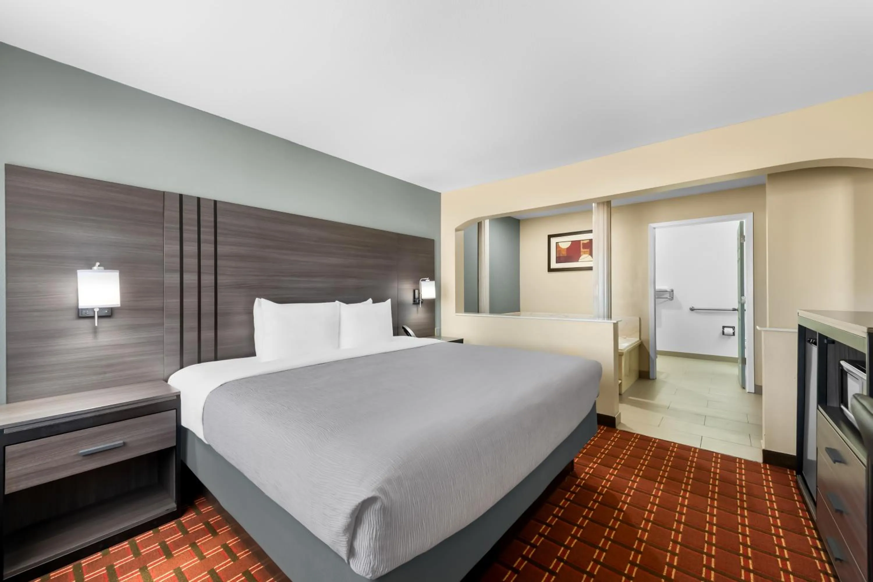 Hot Tub, Bed in Quality Inn Marshall