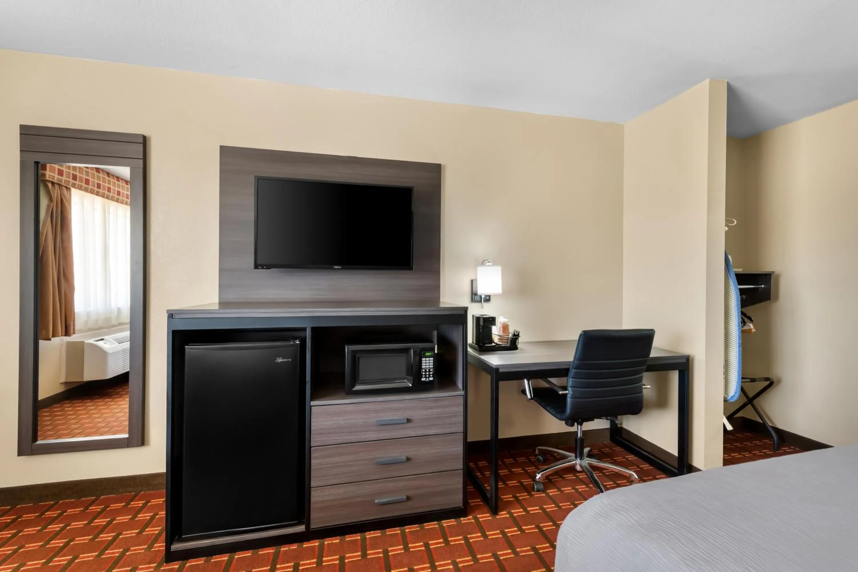 TV and multimedia, Bed in Quality Inn Marshall