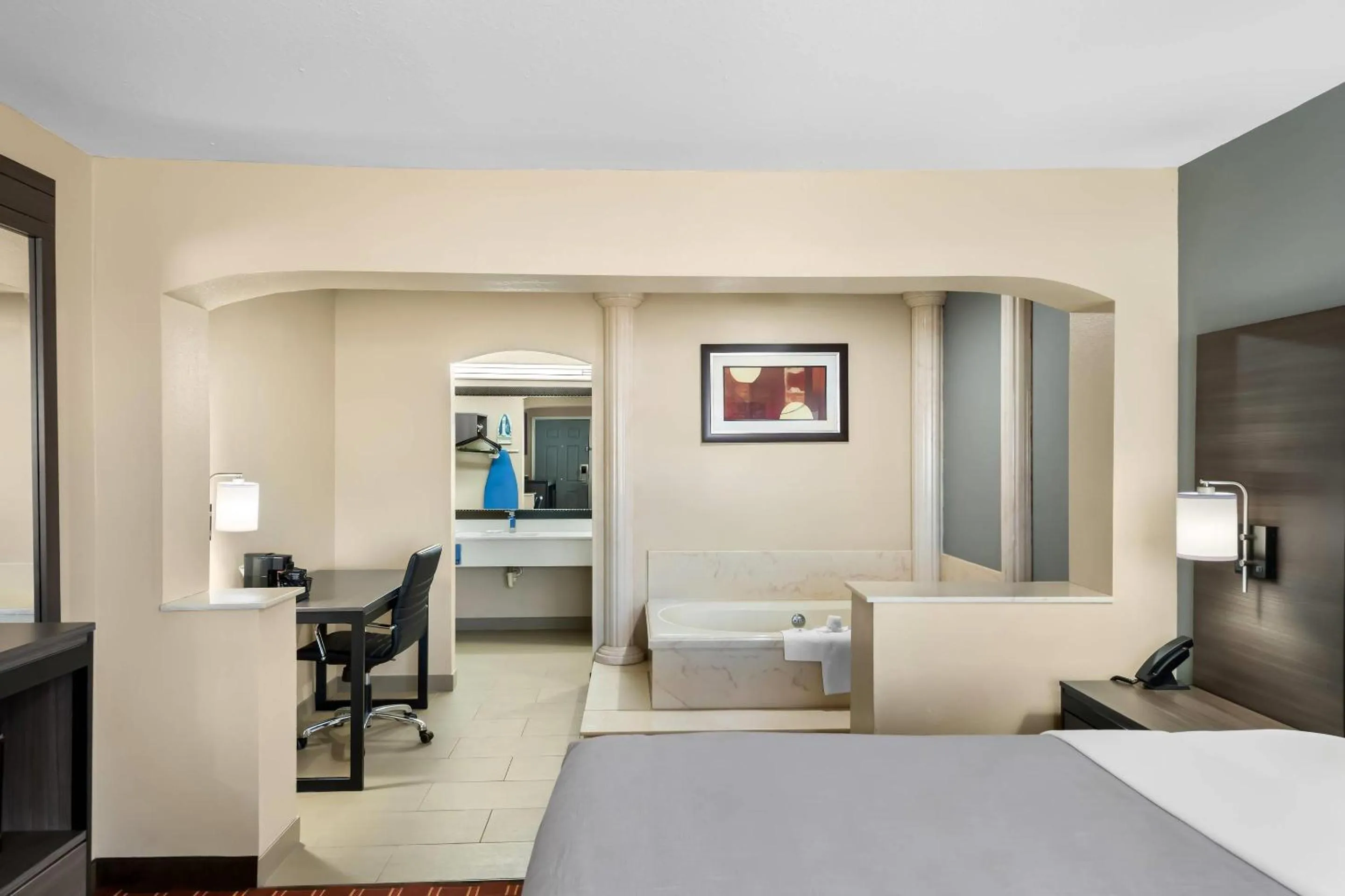 Bedroom, Bed in Quality Inn Marshall