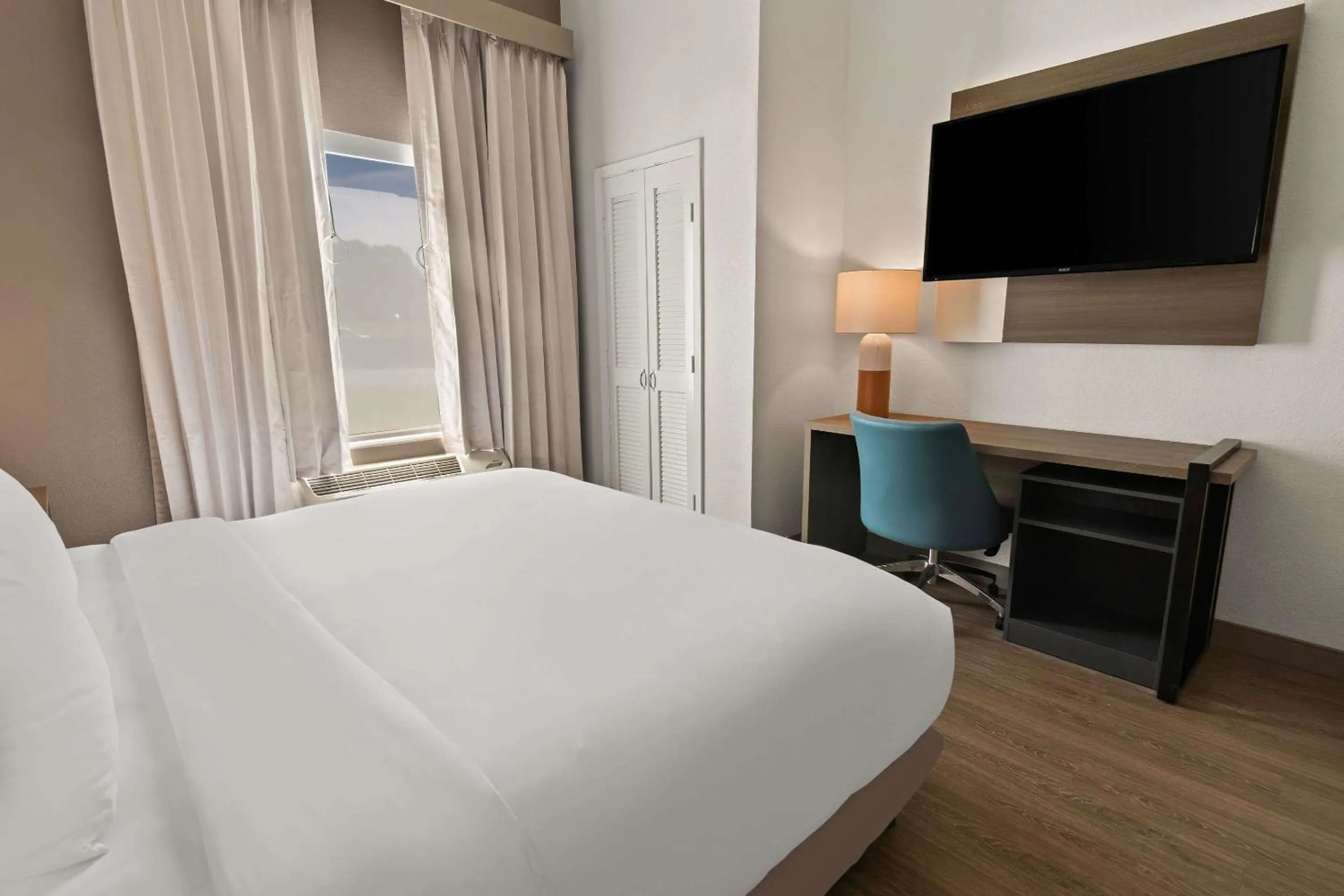 Bed in Comfort Suites