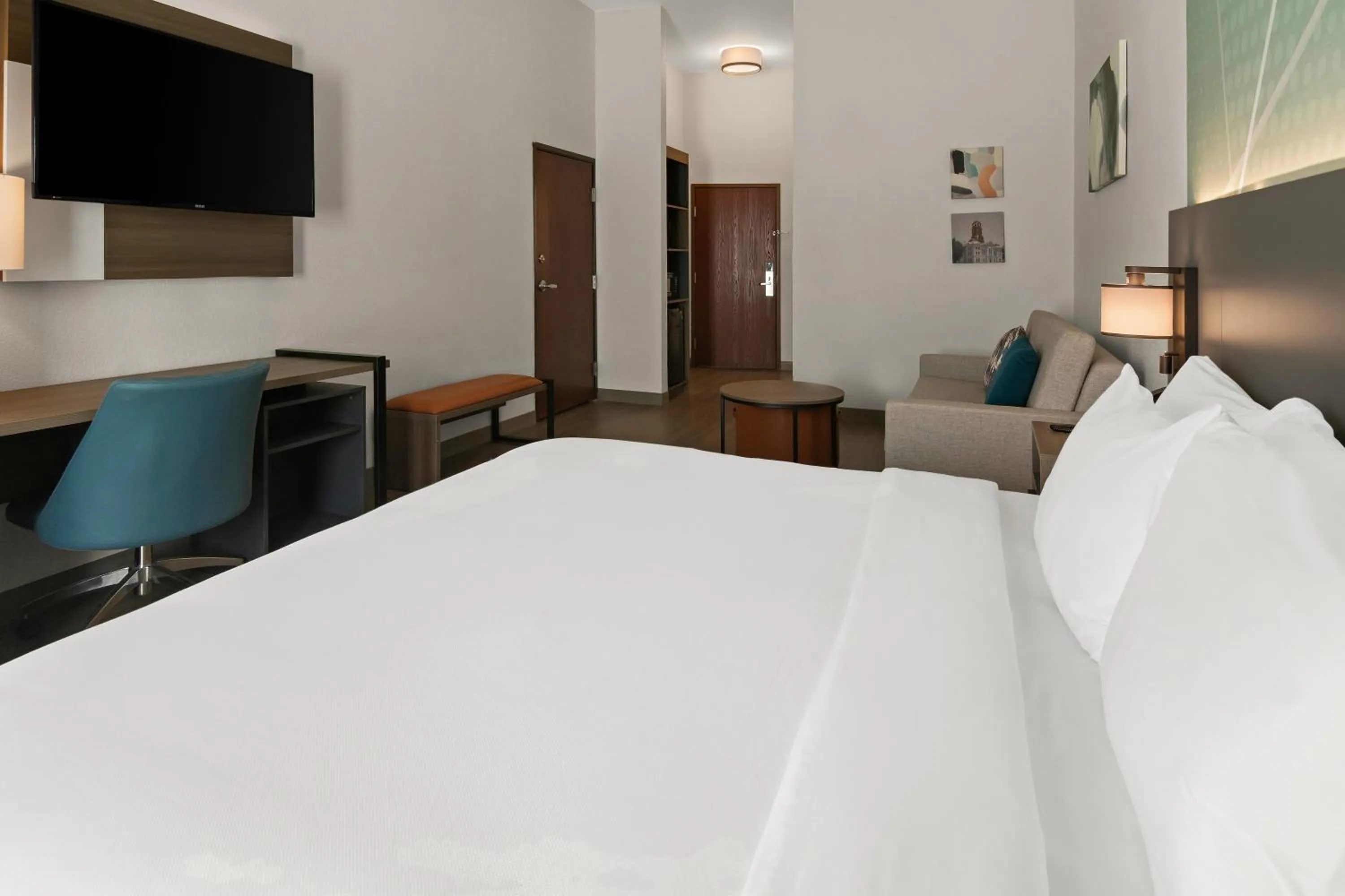 Bedroom, Bed in Comfort Suites