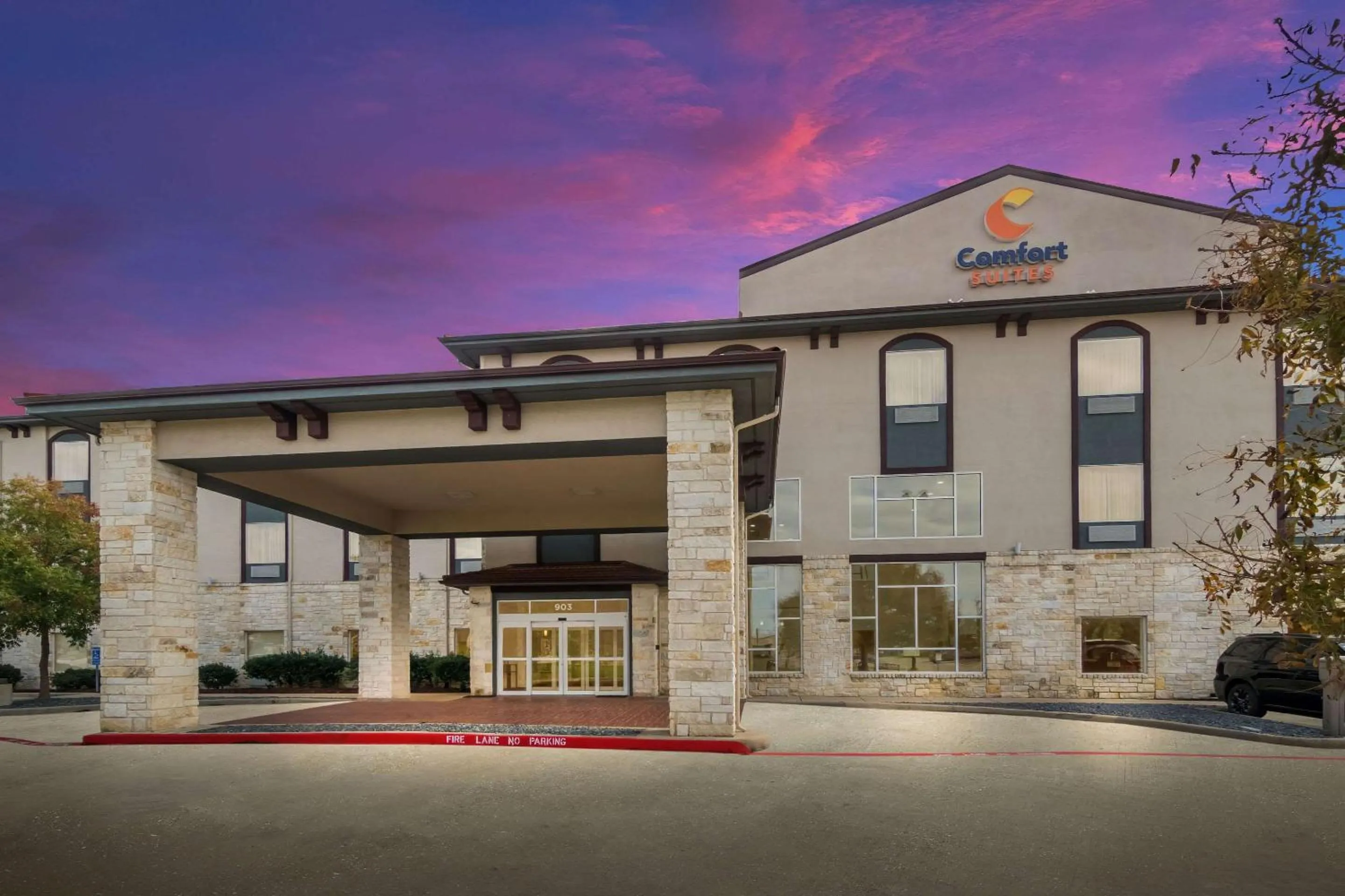 Property building in Comfort Suites