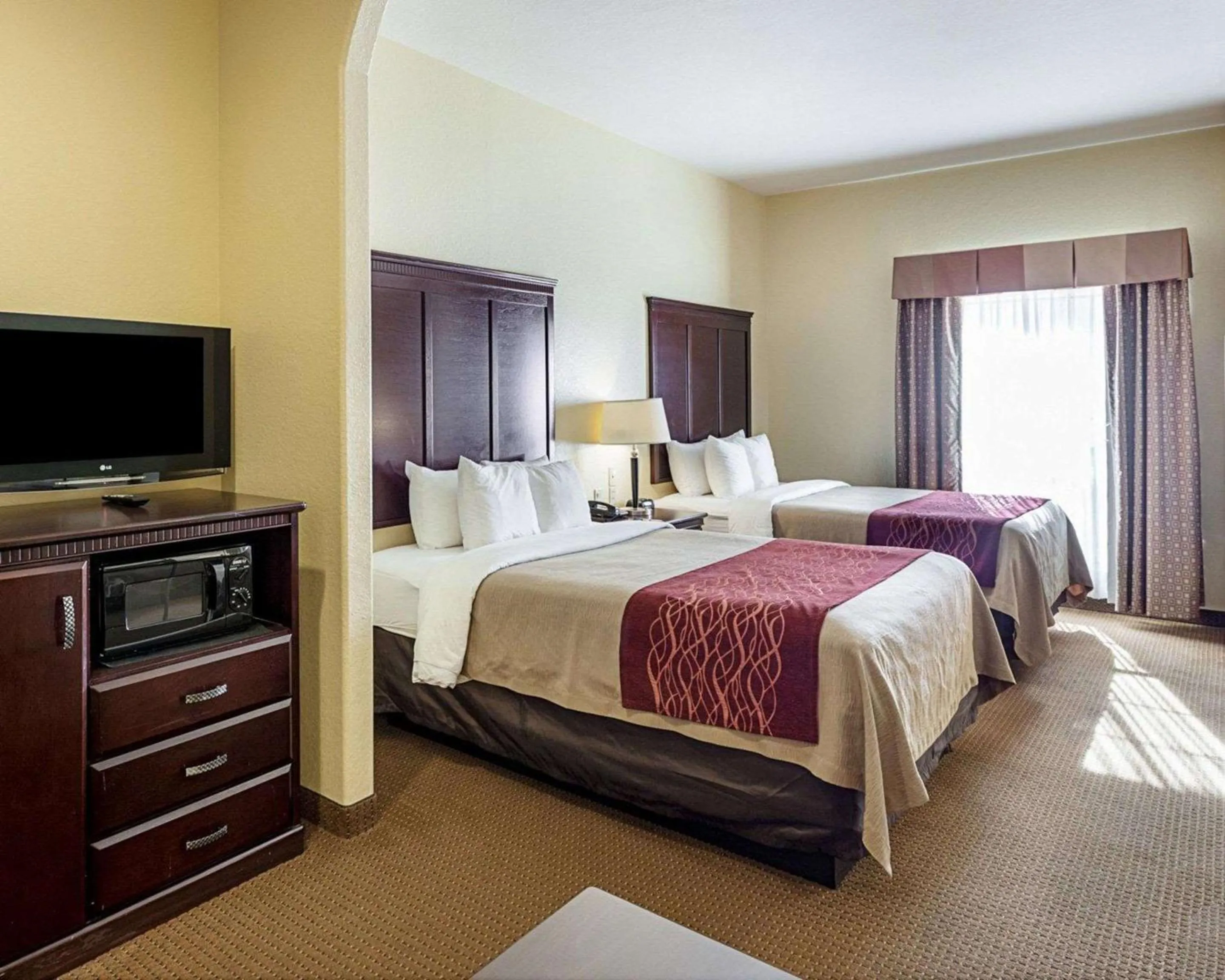 Bedroom in Comfort Inn near Seaworld - Lackland AFB