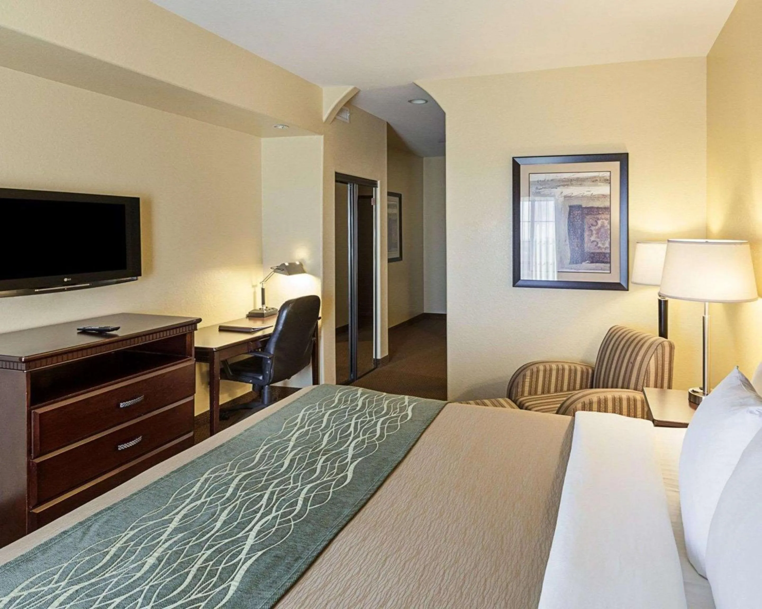 Photo of the whole room, TV/Entertainment Center in Comfort Inn near Seaworld - Lackland AFB